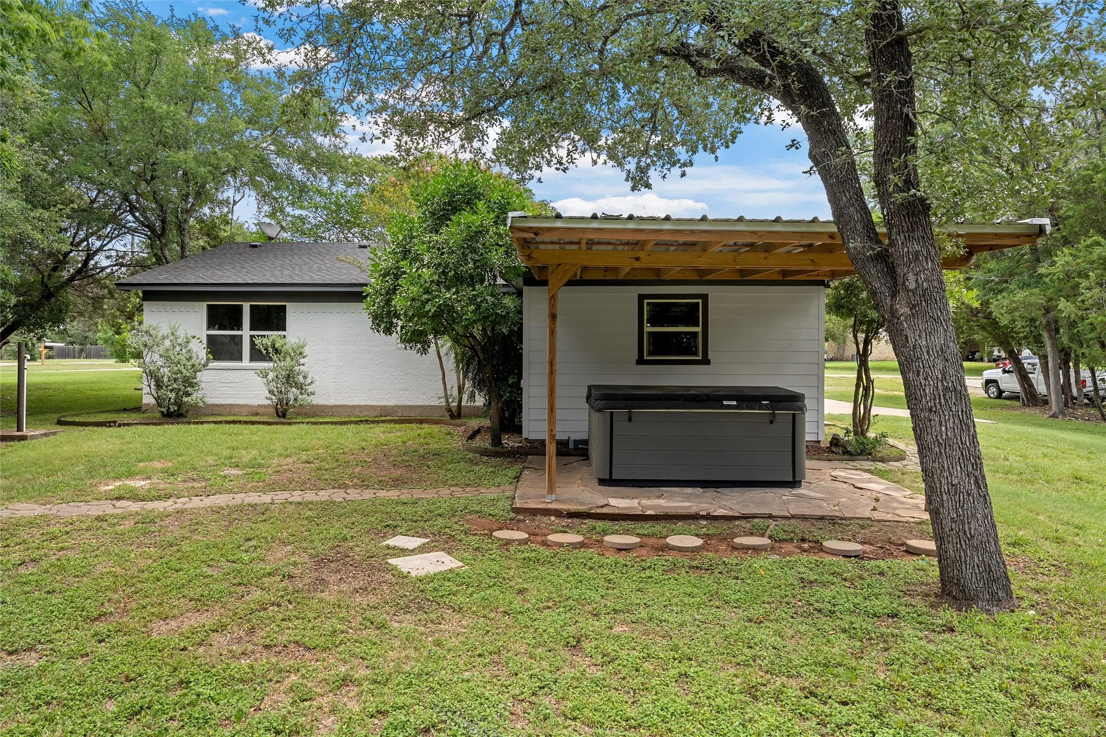 Single Family Residence For Sale in Mc Lennan County , 139 Cresthill Circle, Valley Mills, Texas 76689, 3 Bedroom, 2 Bathroom, Garage spaces, 1,260 Sqft, built in 1985, mls#21296171, Real Estate Agent in Valley Mills, Homes For Sale in Mc Lennan county, Homes For Sale in Valley Mills, Realtor in Valley Mills Texas, Real Estate Brokerage Independent Realty Texas, Luminita Cordes Realtor
