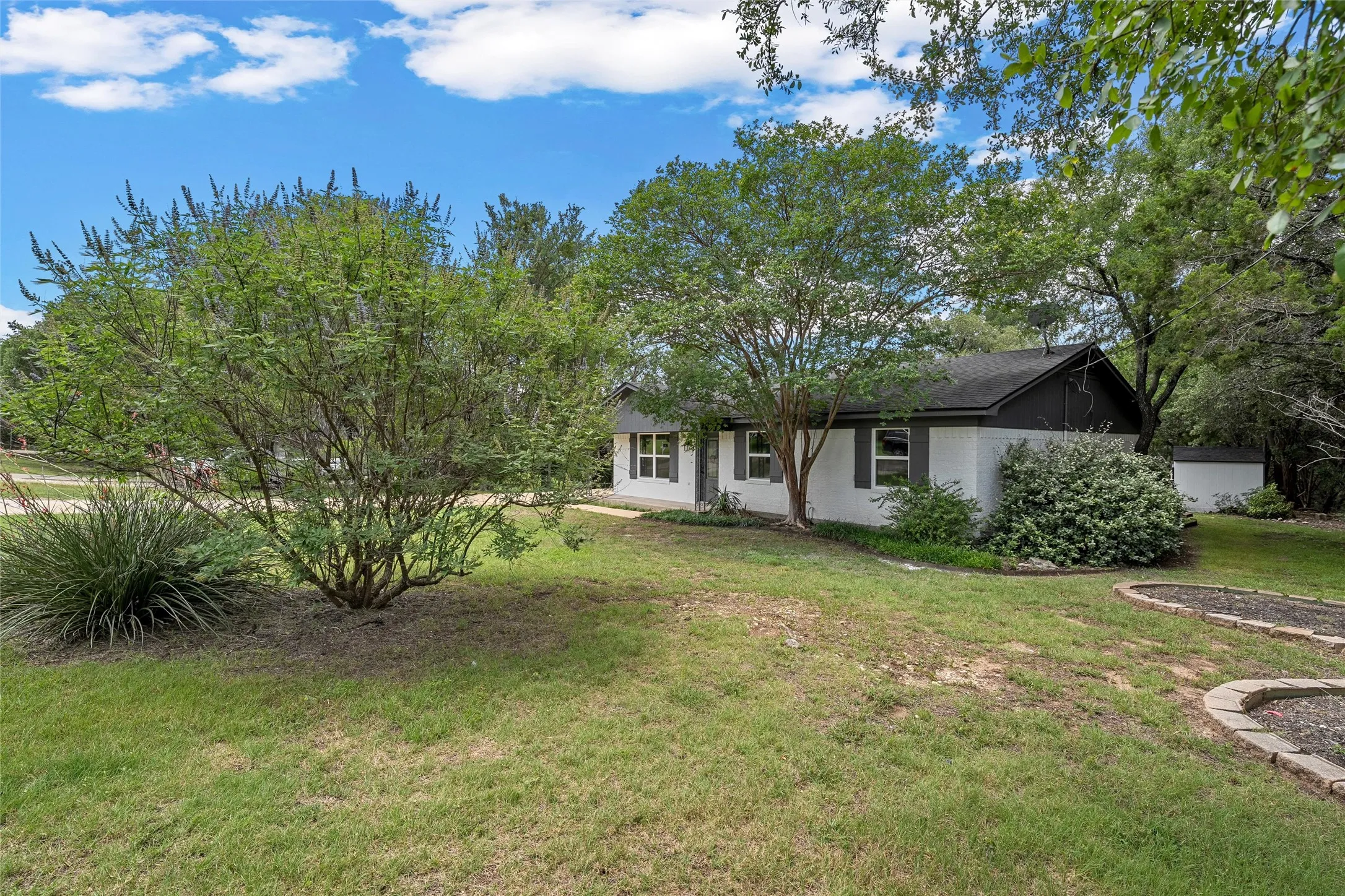 Single Family Residence For Sale in Mc Lennan County , 139 Cresthill Circle, Valley Mills, Texas 76689, 3 Bedroom, 2 Bathroom, Garage spaces, 1,260 Sqft, built in 1985, mls#21296171, Real Estate Agent in Valley Mills, Homes For Sale in Mc Lennan county, Homes For Sale in Valley Mills, Realtor in Valley Mills Texas, Real Estate Brokerage Independent Realty Texas, Luminita Cordes Realtor