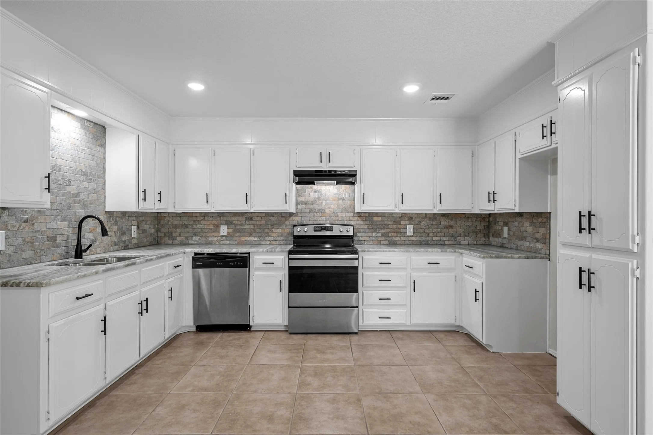 Single Family Residence For Sale in Mc Lennan County , 139 Cresthill Circle, Valley Mills, Texas 76689, 3 Bedroom, 2 Bathroom, Garage spaces, 1,260 Sqft, built in 1985, mls#21296171, Real Estate Agent in Valley Mills, Homes For Sale in Mc Lennan county, Homes For Sale in Valley Mills, Realtor in Valley Mills Texas, Real Estate Brokerage Independent Realty Texas, Luminita Cordes Realtor