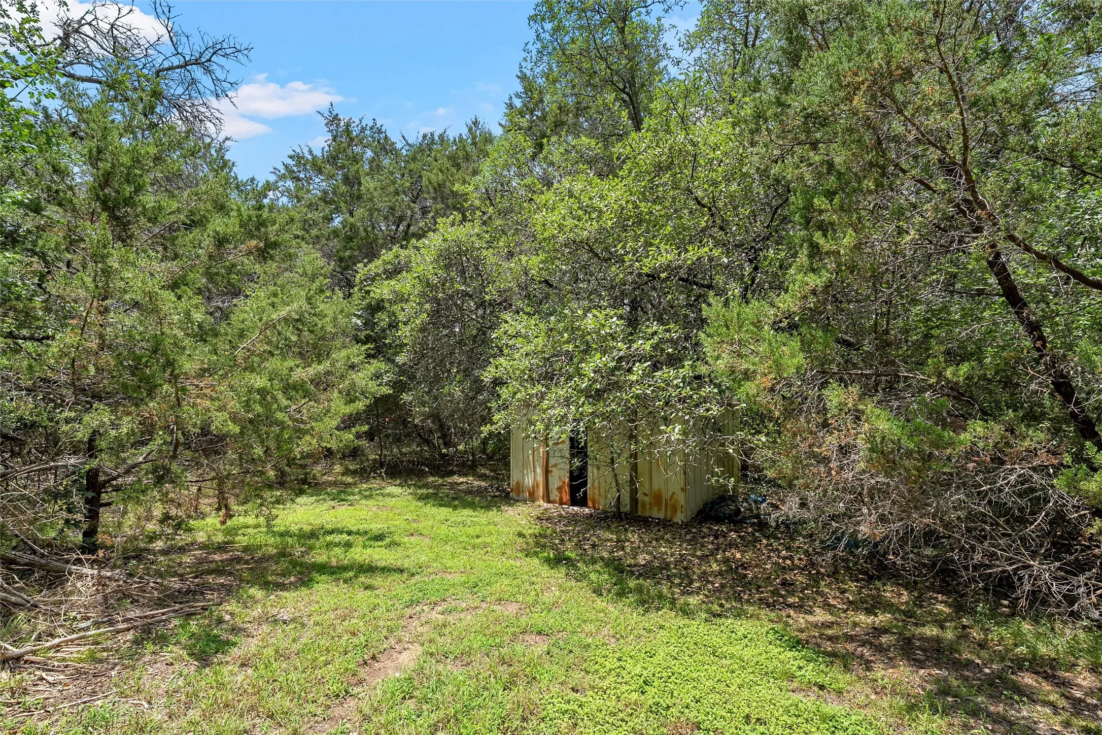 Single Family Residence For Sale in Mc Lennan County , 139 Cresthill Circle, Valley Mills, Texas 76689, 3 Bedroom, 2 Bathroom, Garage spaces, 1,260 Sqft, built in 1985, mls#21296171, Real Estate Agent in Valley Mills, Homes For Sale in Mc Lennan county, Homes For Sale in Valley Mills, Realtor in Valley Mills Texas, Real Estate Brokerage Independent Realty Texas, Luminita Cordes Realtor