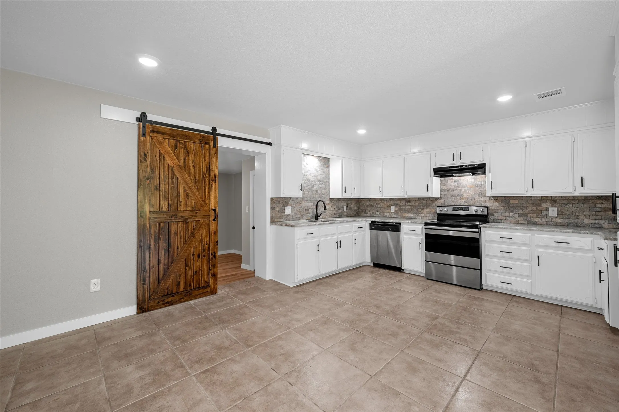 Single Family Residence For Sale in Mc Lennan County , 139 Cresthill Circle, Valley Mills, Texas 76689, 3 Bedroom, 2 Bathroom, Garage spaces, 1,260 Sqft, built in 1985, mls#21296171, Real Estate Agent in Valley Mills, Homes For Sale in Mc Lennan county, Homes For Sale in Valley Mills, Realtor in Valley Mills Texas, Real Estate Brokerage Independent Realty Texas, Luminita Cordes Realtor