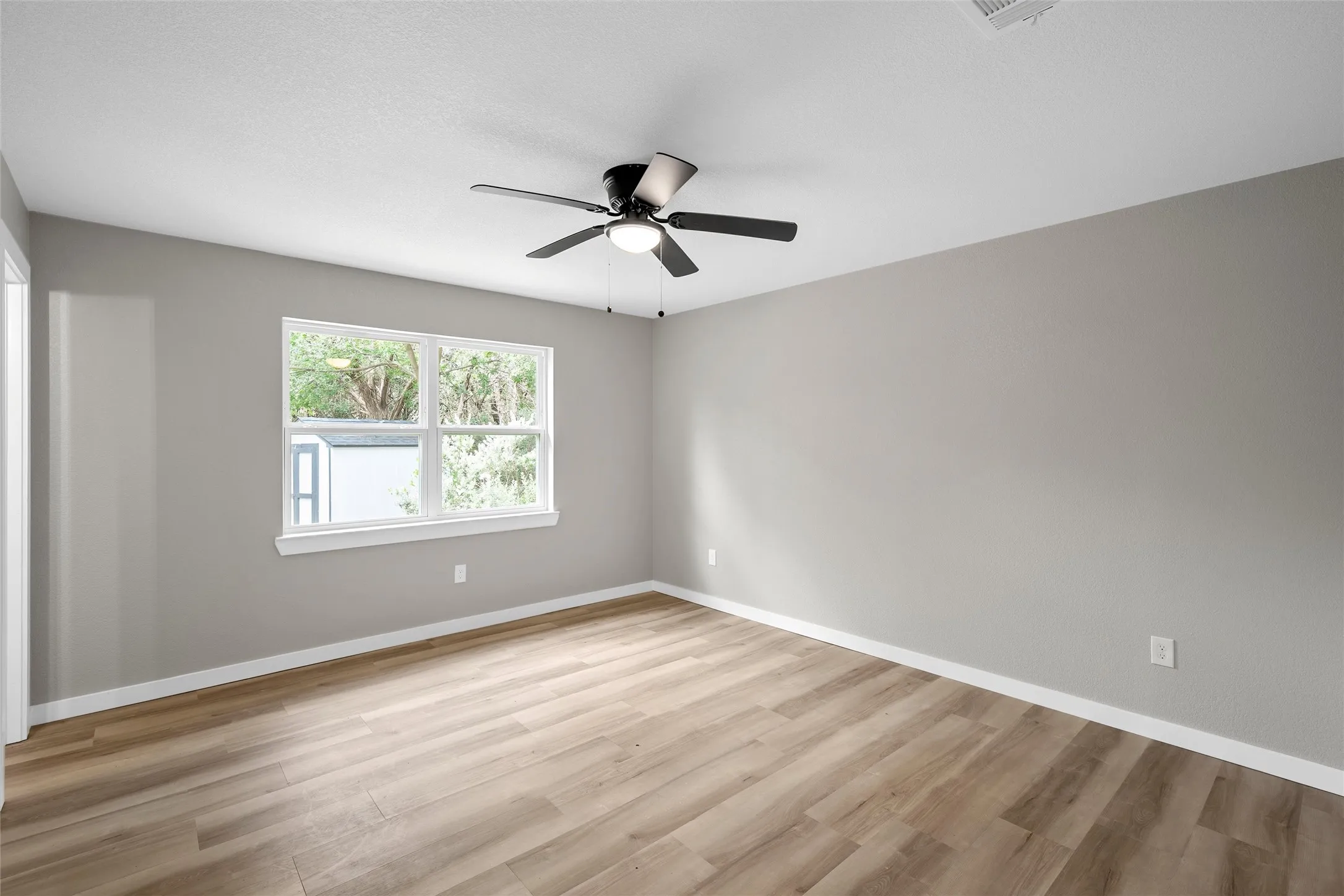 Single Family Residence For Sale in Mc Lennan County , 139 Cresthill Circle, Valley Mills, Texas 76689, 3 Bedroom, 2 Bathroom, Garage spaces, 1,260 Sqft, built in 1985, mls#21296171, Real Estate Agent in Valley Mills, Homes For Sale in Mc Lennan county, Homes For Sale in Valley Mills, Realtor in Valley Mills Texas, Real Estate Brokerage Independent Realty Texas, Luminita Cordes Realtor