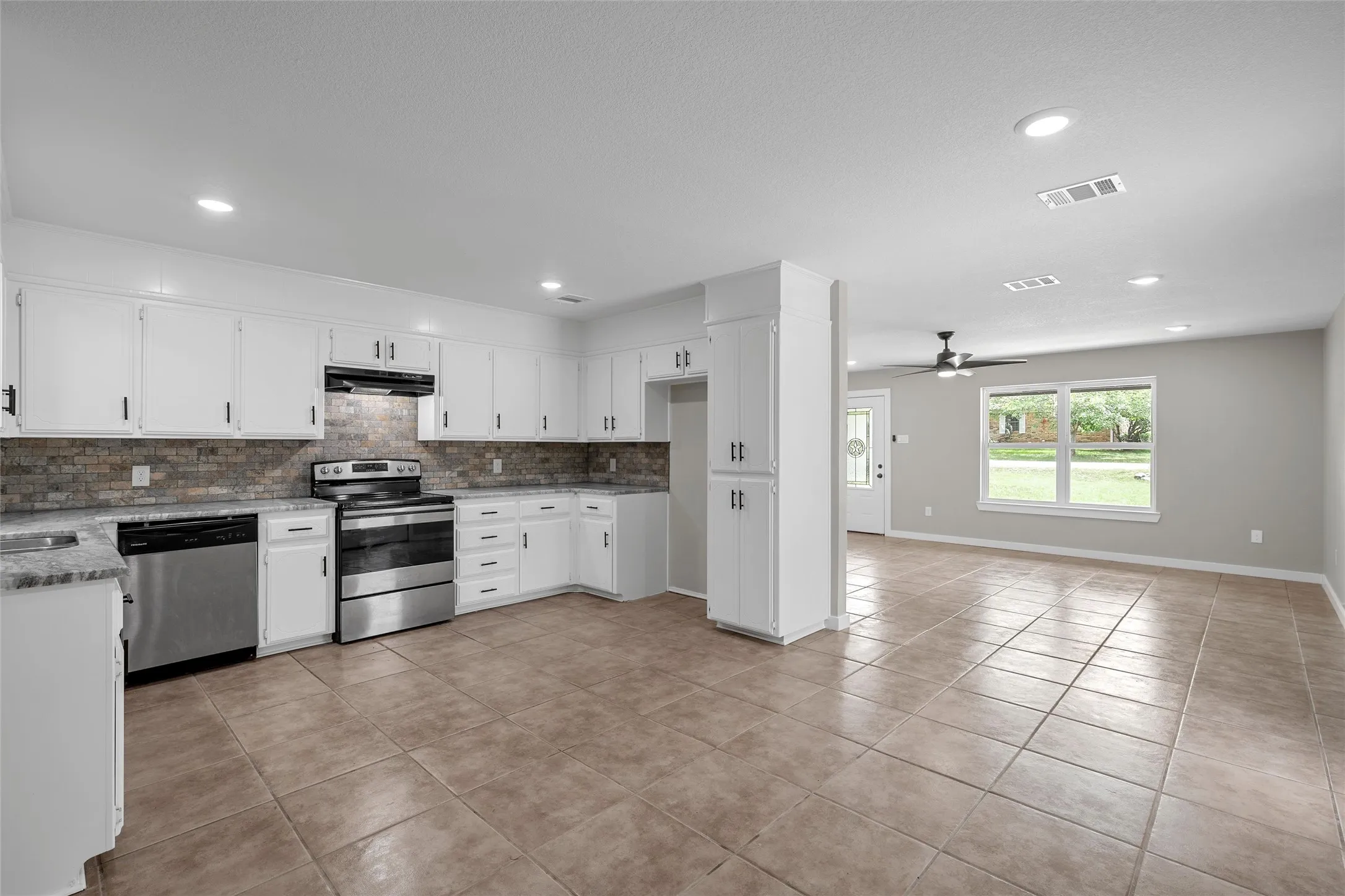 Single Family Residence For Sale in Mc Lennan County , 139 Cresthill Circle, Valley Mills, Texas 76689, 3 Bedroom, 2 Bathroom, Garage spaces, 1,260 Sqft, built in 1985, mls#21296171, Real Estate Agent in Valley Mills, Homes For Sale in Mc Lennan county, Homes For Sale in Valley Mills, Realtor in Valley Mills Texas, Real Estate Brokerage Independent Realty Texas, Luminita Cordes Realtor