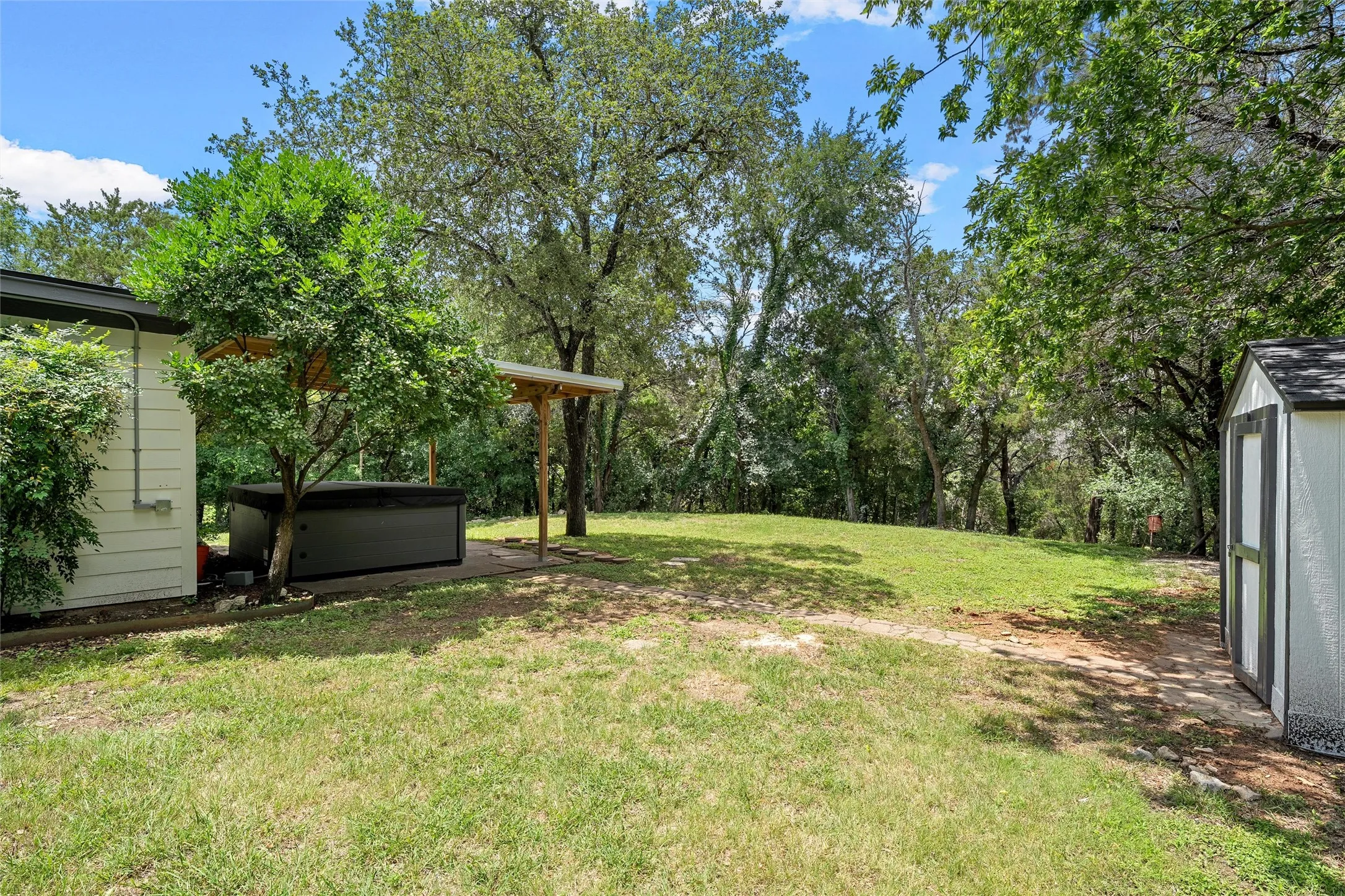 Single Family Residence For Sale in Mc Lennan County , 139 Cresthill Circle, Valley Mills, Texas 76689, 3 Bedroom, 2 Bathroom, Garage spaces, 1,260 Sqft, built in 1985, mls#21296171, Real Estate Agent in Valley Mills, Homes For Sale in Mc Lennan county, Homes For Sale in Valley Mills, Realtor in Valley Mills Texas, Real Estate Brokerage Independent Realty Texas, Luminita Cordes Realtor