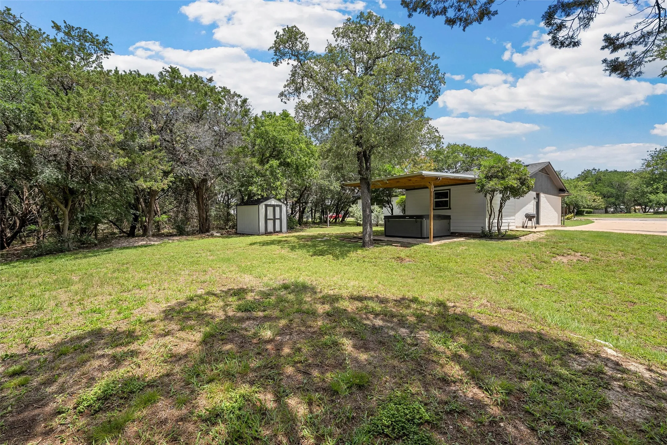 Single Family Residence For Sale in Mc Lennan County , 139 Cresthill Circle, Valley Mills, Texas 76689, 3 Bedroom, 2 Bathroom, Garage spaces, 1,260 Sqft, built in 1985, mls#21296171, Real Estate Agent in Valley Mills, Homes For Sale in Mc Lennan county, Homes For Sale in Valley Mills, Realtor in Valley Mills Texas, Real Estate Brokerage Independent Realty Texas, Luminita Cordes Realtor