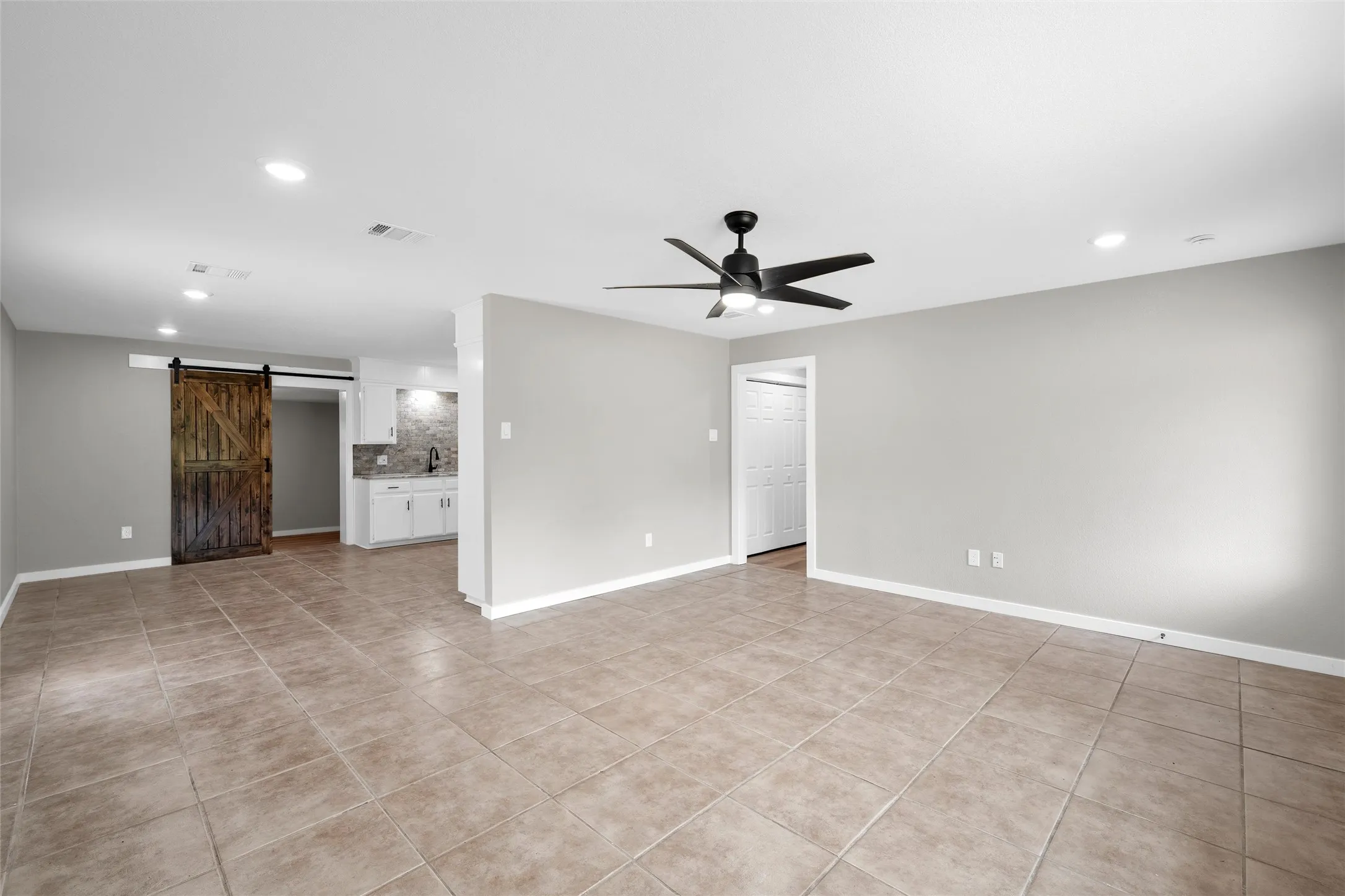 Single Family Residence For Sale in Mc Lennan County , 139 Cresthill Circle, Valley Mills, Texas 76689, 3 Bedroom, 2 Bathroom, Garage spaces, 1,260 Sqft, built in 1985, mls#21296171, Real Estate Agent in Valley Mills, Homes For Sale in Mc Lennan county, Homes For Sale in Valley Mills, Realtor in Valley Mills Texas, Real Estate Brokerage Independent Realty Texas, Luminita Cordes Realtor