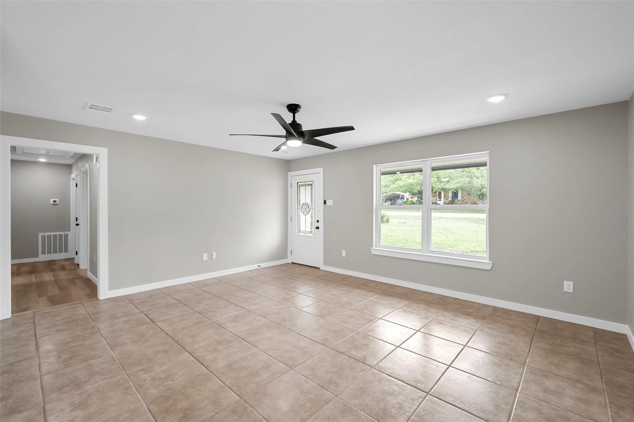 Single Family Residence For Sale in Mc Lennan County , 139 Cresthill Circle, Valley Mills, Texas 76689, 3 Bedroom, 2 Bathroom, Garage spaces, 1,260 Sqft, built in 1985, mls#21296171, Real Estate Agent in Valley Mills, Homes For Sale in Mc Lennan county, Homes For Sale in Valley Mills, Realtor in Valley Mills Texas, Real Estate Brokerage Independent Realty Texas, Luminita Cordes Realtor