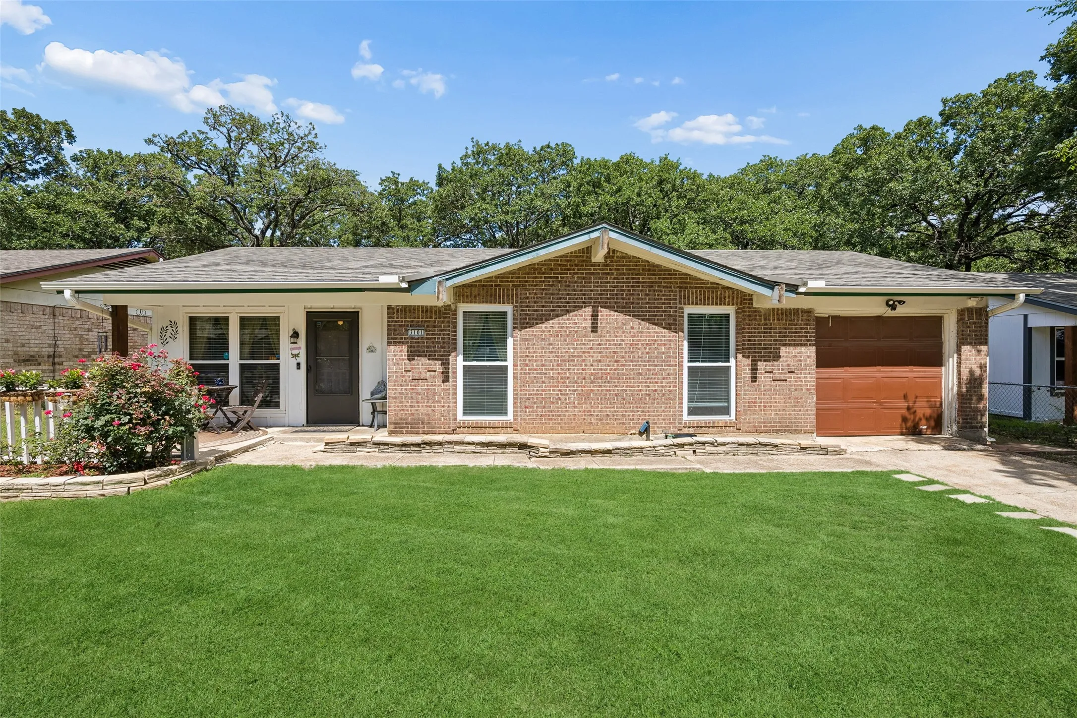 Single Family Residence For Sale in Dallas County , 3101 Forestdale Lane, Balch Springs, Texas 75180, 3 Bedroom, 2 Bathroom, 1 Garage spaces, 900 Sqft, built in 1971, mls#21292908, Real Estate Agent in Balch Springs, Homes For Sale in Dallas county, Homes For Sale in Balch Springs, Realtor in Balch Springs Texas, Real Estate Brokerage Independent Realty Texas, Luminita Cordes Realtor