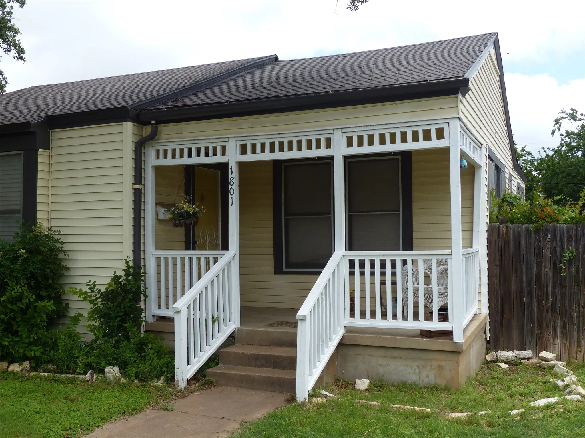 Single Family Residence For Sale in Mc Culloch County , 1801 Pine, Brady, Texas 76825, 3 Bedrooms, 2 Bathrooms, Garage spaces, 1,979 Sqft, built in 1965, Price $199,000, mls#21296286, Real Estate Agent in Brady, Homes For Sale in Mc Culloch county, Homes For Sale in Brady, Realtor in Brady Texas, Real Estate Brokerage Independent Realty Texas, Luminita Cordes Realtor