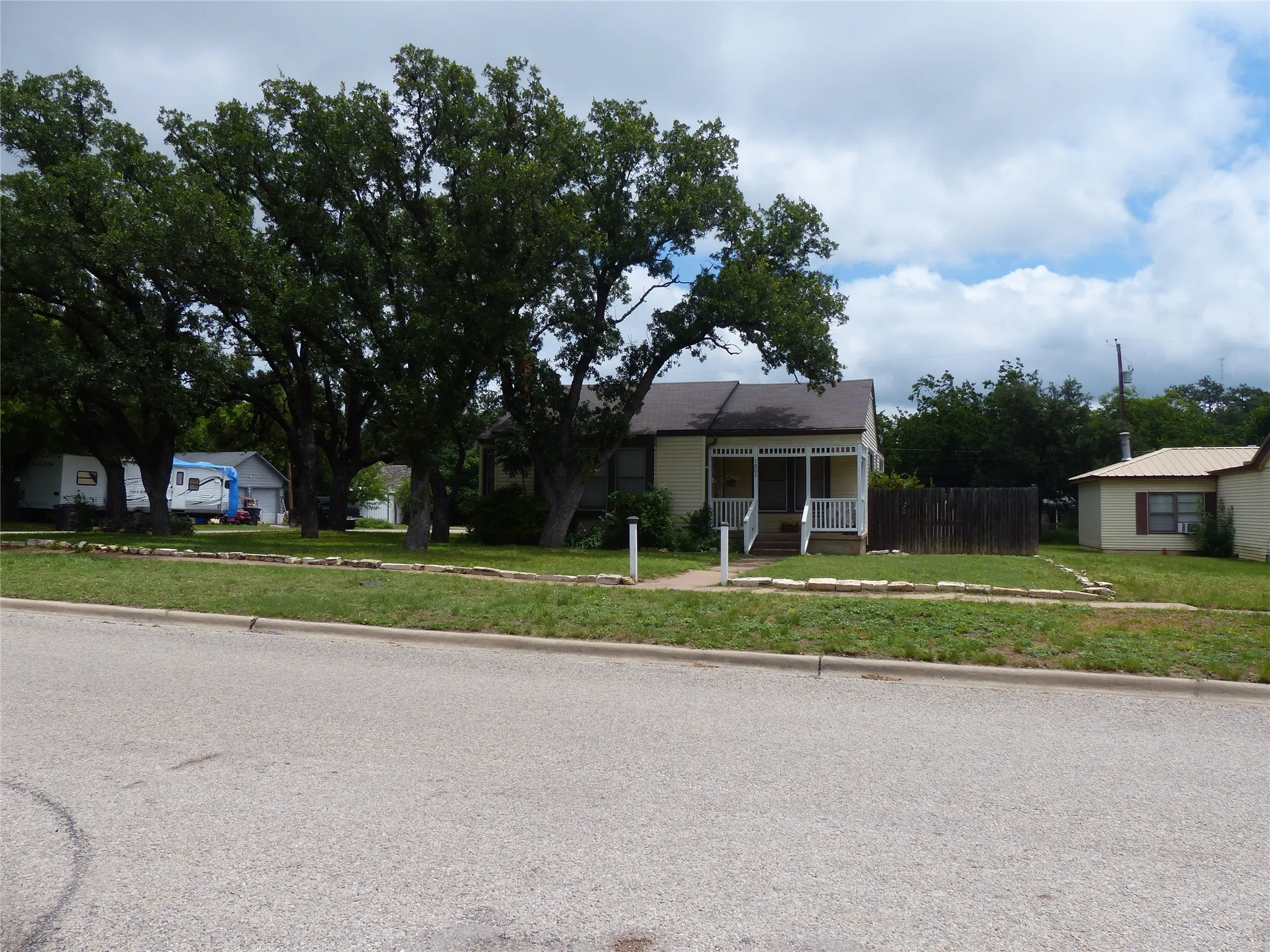 Single Family Residence For Sale in Mc Culloch County , 1801 Pine, Brady, Texas 76825, 3 Bedrooms, 2 Bathrooms, Garage spaces, 1,979 Sqft, built in 1965, Price $199,000, mls#21296286, Real Estate Agent in Brady, Homes For Sale in Mc Culloch county, Homes For Sale in Brady, Realtor in Brady Texas, Real Estate Brokerage Independent Realty Texas, Luminita Cordes Realtor