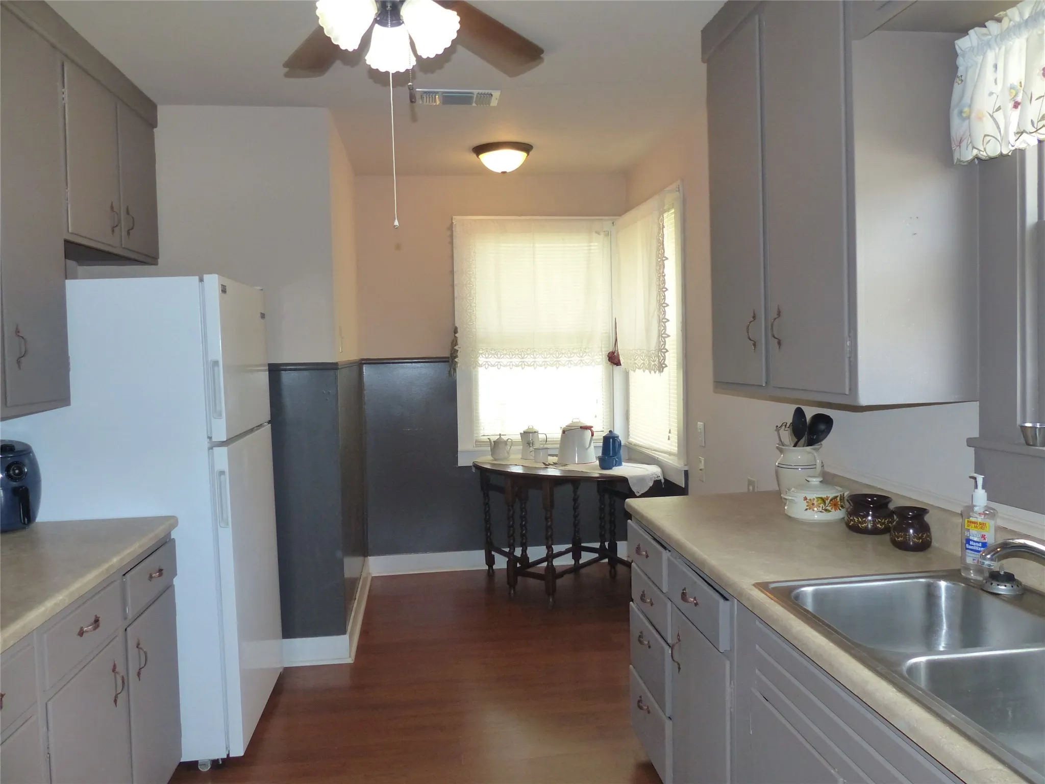 Single Family Residence For Sale in Mc Culloch County , 1801 Pine, Brady, Texas 76825, 3 Bedrooms, 2 Bathrooms, Garage spaces, 1,979 Sqft, built in 1965, Price $199,000, mls#21296286, Real Estate Agent in Brady, Homes For Sale in Mc Culloch county, Homes For Sale in Brady, Realtor in Brady Texas, Real Estate Brokerage Independent Realty Texas, Luminita Cordes Realtor
