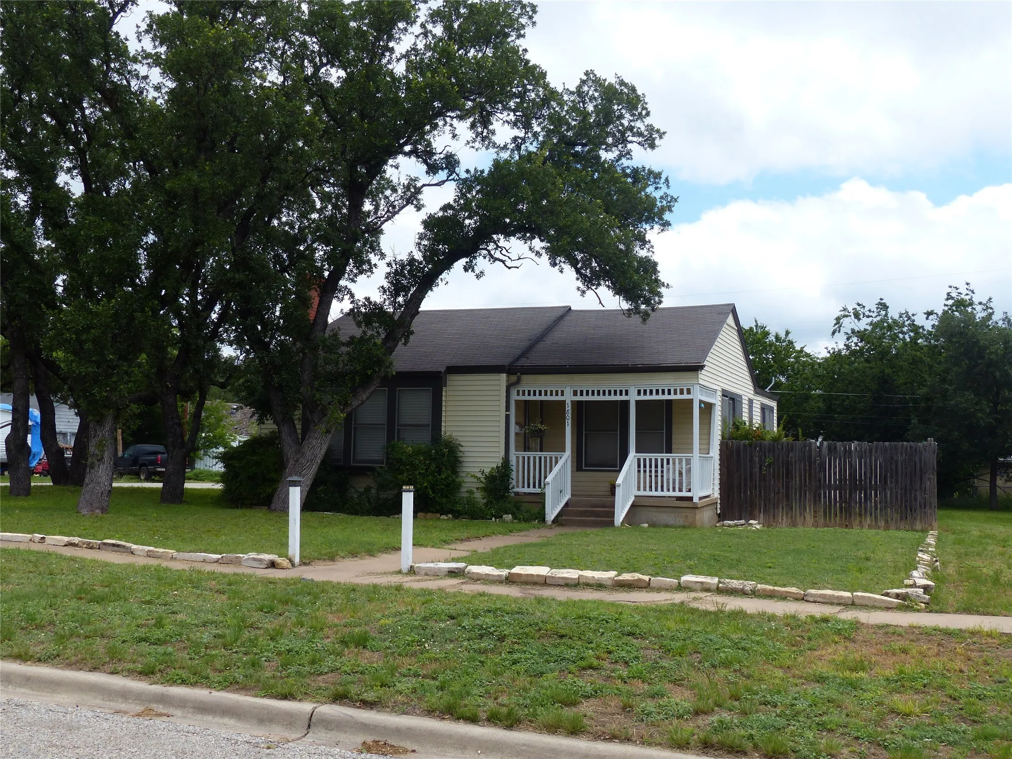 Single Family Residence For Sale in Mc Culloch County , 1801 Pine, Brady, Texas 76825, 3 Bedrooms, 2 Bathrooms, Garage spaces, 1,979 Sqft, built in 1965, Price $199,000, mls#21296286, Real Estate Agent in Brady, Homes For Sale in Mc Culloch county, Homes For Sale in Brady, Realtor in Brady Texas, Real Estate Brokerage Independent Realty Texas, Luminita Cordes Realtor