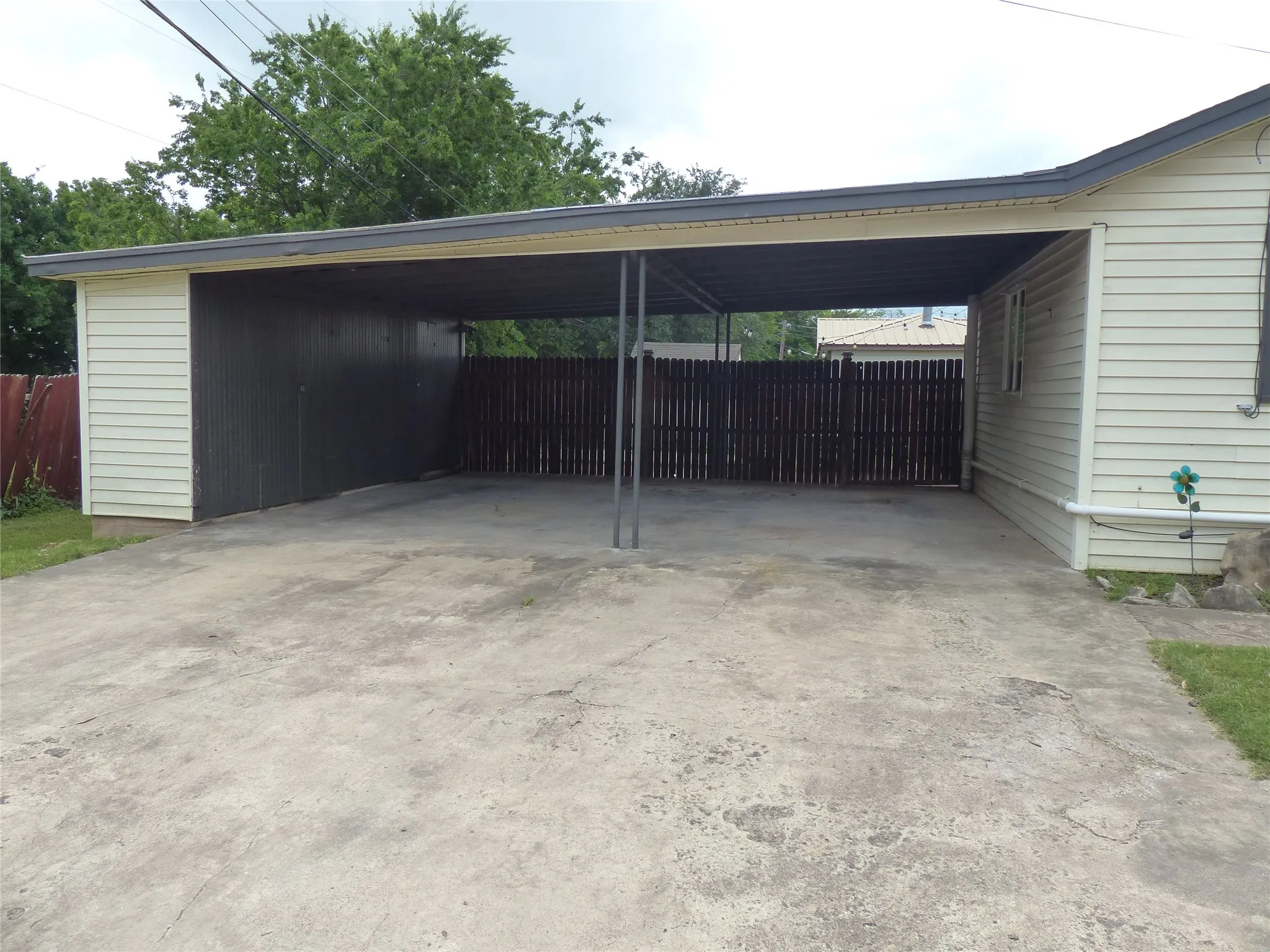 Single Family Residence For Sale in Mc Culloch County , 1801 Pine, Brady, Texas 76825, 3 Bedrooms, 2 Bathrooms, Garage spaces, 1,979 Sqft, built in 1965, Price $199,000, mls#21296286, Real Estate Agent in Brady, Homes For Sale in Mc Culloch county, Homes For Sale in Brady, Realtor in Brady Texas, Real Estate Brokerage Independent Realty Texas, Luminita Cordes Realtor