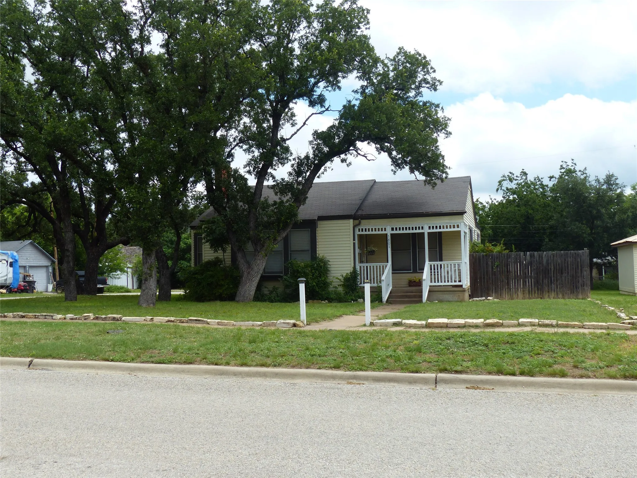 Single Family Residence For Sale in Mc Culloch County , 1801 Pine, Brady, Texas 76825, 3 Bedrooms, 2 Bathrooms, Garage spaces, 1,979 Sqft, built in 1965, Price $199,000, mls#21296286, Real Estate Agent in Brady, Homes For Sale in Mc Culloch county, Homes For Sale in Brady, Realtor in Brady Texas, Real Estate Brokerage Independent Realty Texas, Luminita Cordes Realtor
