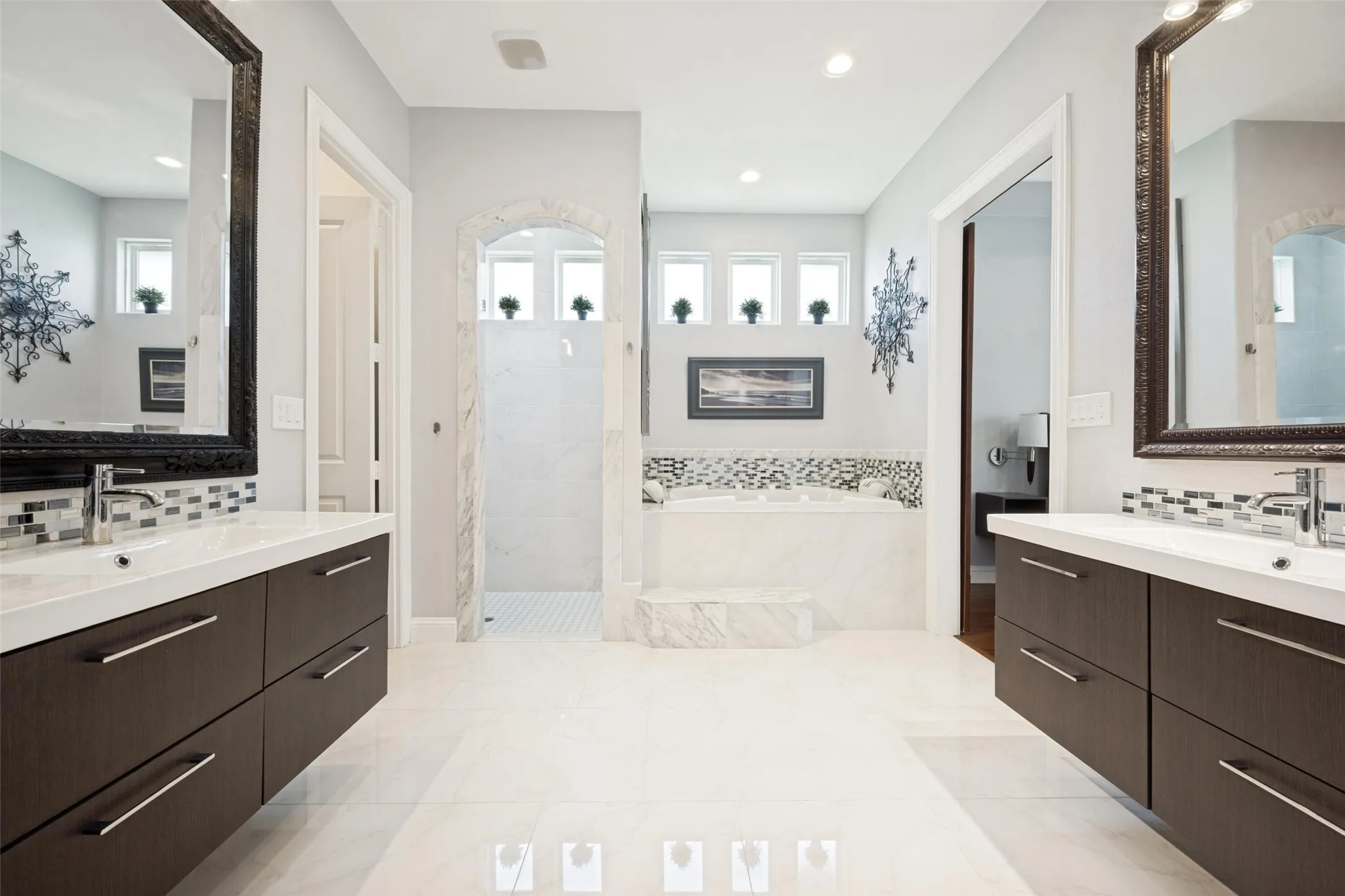 Single Family Residence For Sale in Denton County , 2501 Oak Bluff Drive, Corinth, Texas 76210, 4 Bedroom, 5 Bathroom, 4 Garage spaces, 3,499 Sqft, built in 2017, mls#21297539, Real Estate Agent in Corinth, Homes For Sale in Denton county, Homes For Sale in Corinth, Realtor in Corinth Texas, Real Estate Brokerage Independent Realty Texas, Luminita Cordes Realtor
