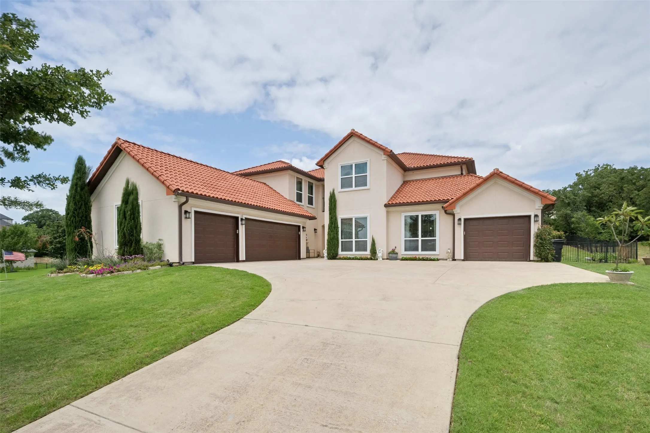 Single Family Residence For Sale in Denton County , 2501 Oak Bluff Drive, Corinth, Texas 76210, 4 Bedroom, 5 Bathroom, 4 Garage spaces, 3,499 Sqft, built in 2017, mls#21297539, Real Estate Agent in Corinth, Homes For Sale in Denton county, Homes For Sale in Corinth, Realtor in Corinth Texas, Real Estate Brokerage Independent Realty Texas, Luminita Cordes Realtor