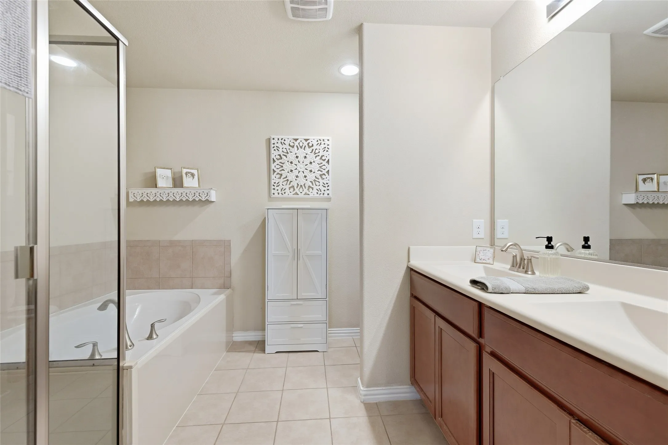 Single Family Residence For Sale in Johnson County , 800 Silverthorne Drive, Burleson, Texas 76028, 4 Bedroom, 2 Bathroom, 2 Garage spaces, 2,084 Sqft, built in 2013, mls#21288035, Real Estate Agent in Burleson, Homes For Sale in Johnson county, Homes For Sale in Burleson, Realtor in Burleson Texas, Real Estate Brokerage Independent Realty Texas, Luminita Cordes Realtor