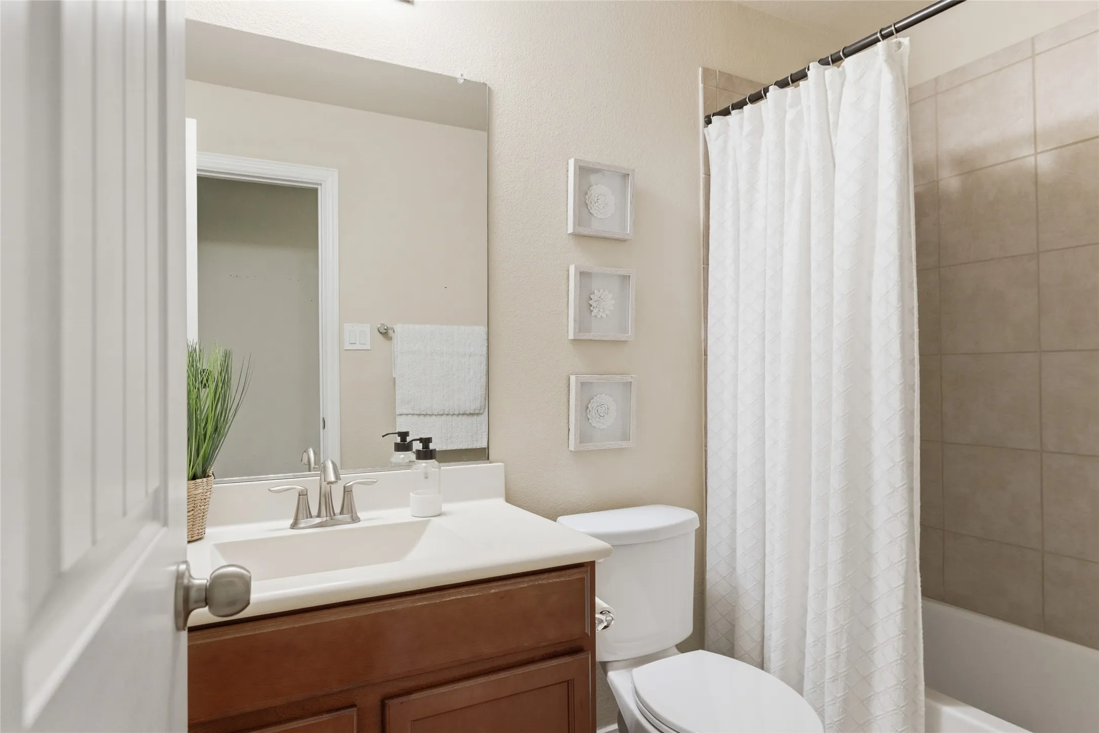 Single Family Residence For Sale in Johnson County , 800 Silverthorne Drive, Burleson, Texas 76028, 4 Bedroom, 2 Bathroom, 2 Garage spaces, 2,084 Sqft, built in 2013, mls#21288035, Real Estate Agent in Burleson, Homes For Sale in Johnson county, Homes For Sale in Burleson, Realtor in Burleson Texas, Real Estate Brokerage Independent Realty Texas, Luminita Cordes Realtor