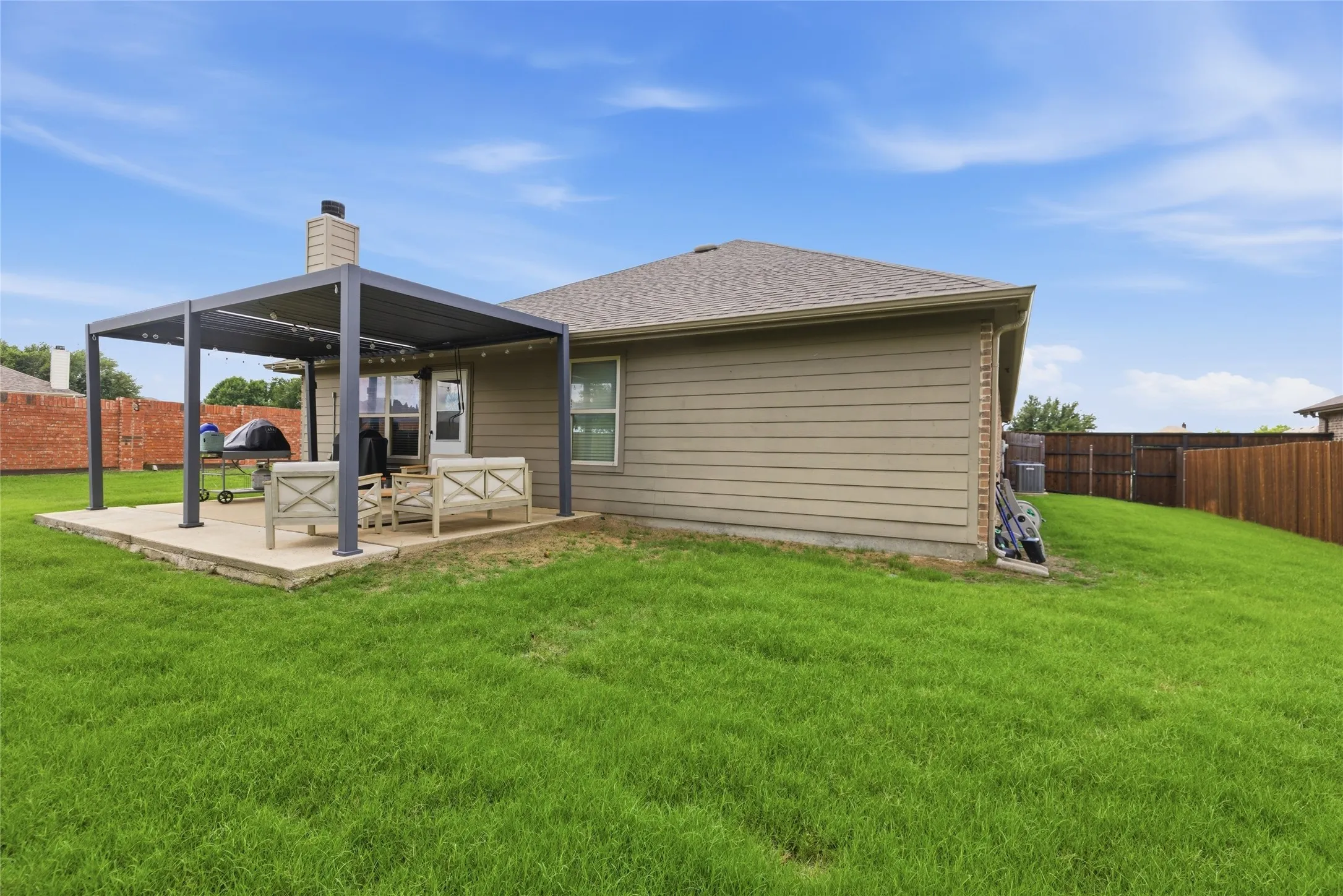 Single Family Residence For Sale in Johnson County , 800 Silverthorne Drive, Burleson, Texas 76028, 4 Bedroom, 2 Bathroom, 2 Garage spaces, 2,084 Sqft, built in 2013, mls#21288035, Real Estate Agent in Burleson, Homes For Sale in Johnson county, Homes For Sale in Burleson, Realtor in Burleson Texas, Real Estate Brokerage Independent Realty Texas, Luminita Cordes Realtor