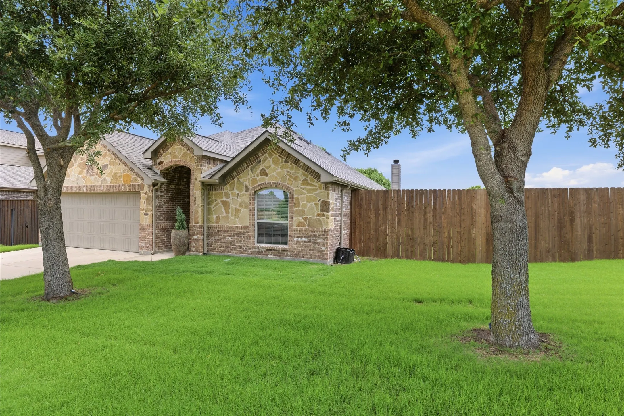 Single Family Residence For Sale in Johnson County , 800 Silverthorne Drive, Burleson, Texas 76028, 4 Bedroom, 2 Bathroom, 2 Garage spaces, 2,084 Sqft, built in 2013, mls#21288035, Real Estate Agent in Burleson, Homes For Sale in Johnson county, Homes For Sale in Burleson, Realtor in Burleson Texas, Real Estate Brokerage Independent Realty Texas, Luminita Cordes Realtor