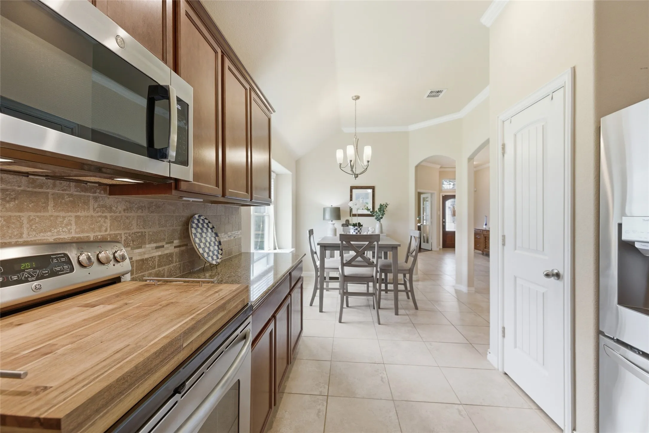 Single Family Residence For Sale in Johnson County , 800 Silverthorne Drive, Burleson, Texas 76028, 4 Bedroom, 2 Bathroom, 2 Garage spaces, 2,084 Sqft, built in 2013, mls#21288035, Real Estate Agent in Burleson, Homes For Sale in Johnson county, Homes For Sale in Burleson, Realtor in Burleson Texas, Real Estate Brokerage Independent Realty Texas, Luminita Cordes Realtor