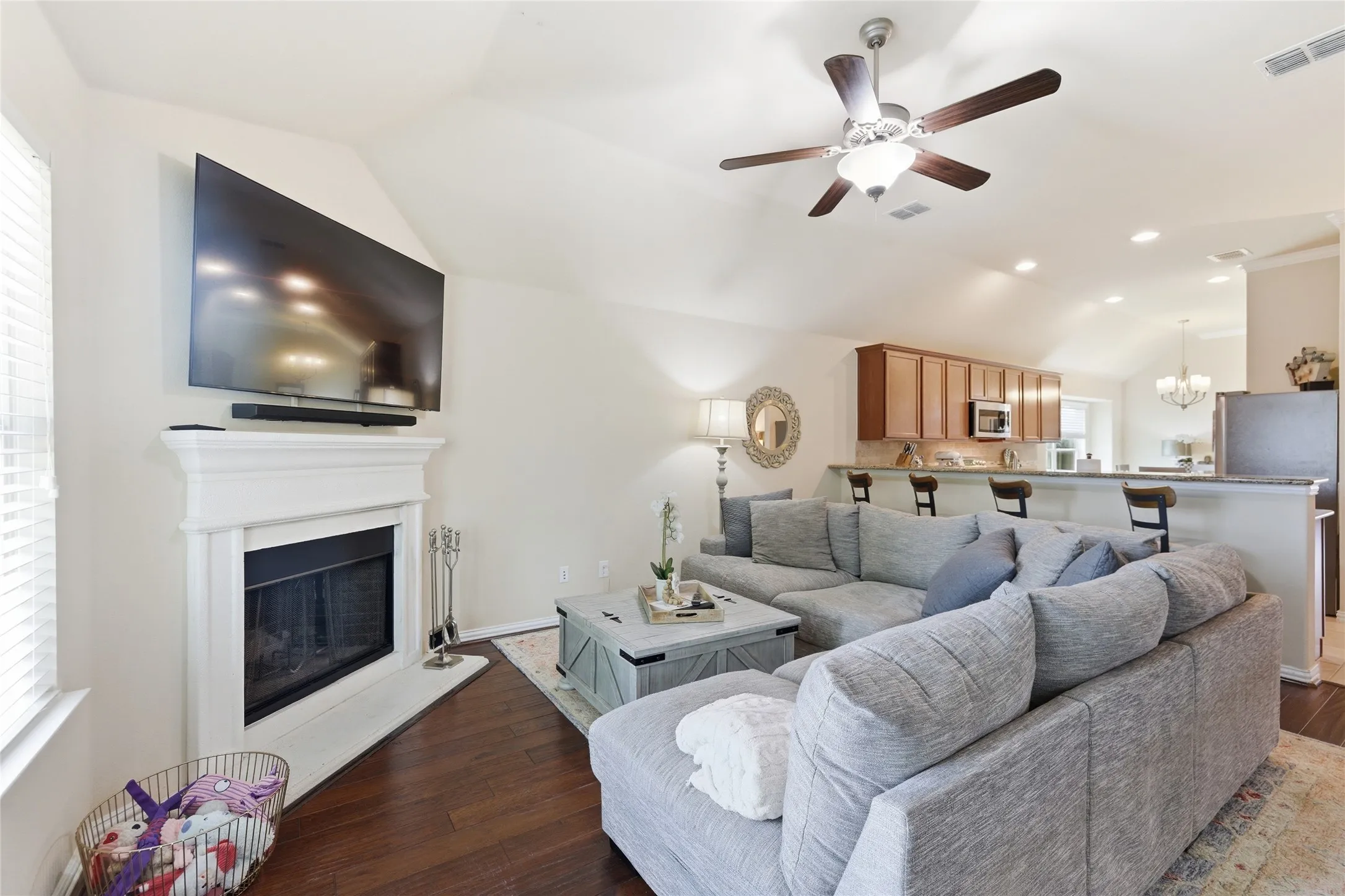 Single Family Residence For Sale in Johnson County , 800 Silverthorne Drive, Burleson, Texas 76028, 4 Bedroom, 2 Bathroom, 2 Garage spaces, 2,084 Sqft, built in 2013, mls#21288035, Real Estate Agent in Burleson, Homes For Sale in Johnson county, Homes For Sale in Burleson, Realtor in Burleson Texas, Real Estate Brokerage Independent Realty Texas, Luminita Cordes Realtor