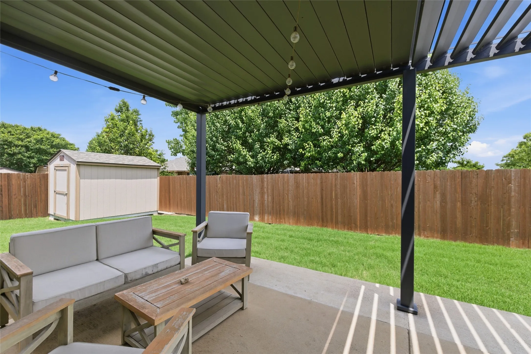 Single Family Residence For Sale in Johnson County , 800 Silverthorne Drive, Burleson, Texas 76028, 4 Bedroom, 2 Bathroom, 2 Garage spaces, 2,084 Sqft, built in 2013, mls#21288035, Real Estate Agent in Burleson, Homes For Sale in Johnson county, Homes For Sale in Burleson, Realtor in Burleson Texas, Real Estate Brokerage Independent Realty Texas, Luminita Cordes Realtor