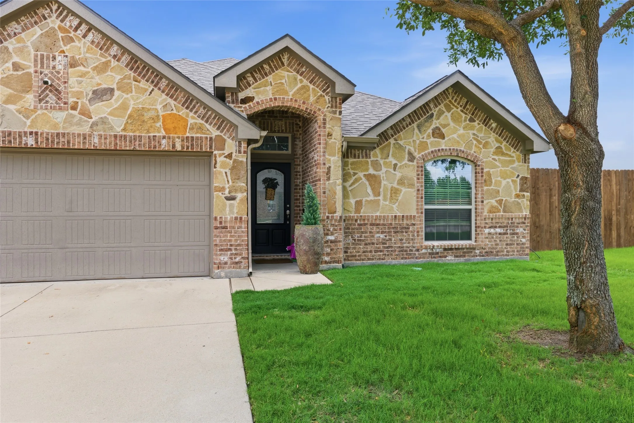 Single Family Residence For Sale in Johnson County , 800 Silverthorne Drive, Burleson, Texas 76028, 4 Bedroom, 2 Bathroom, 2 Garage spaces, 2,084 Sqft, built in 2013, mls#21288035, Real Estate Agent in Burleson, Homes For Sale in Johnson county, Homes For Sale in Burleson, Realtor in Burleson Texas, Real Estate Brokerage Independent Realty Texas, Luminita Cordes Realtor
