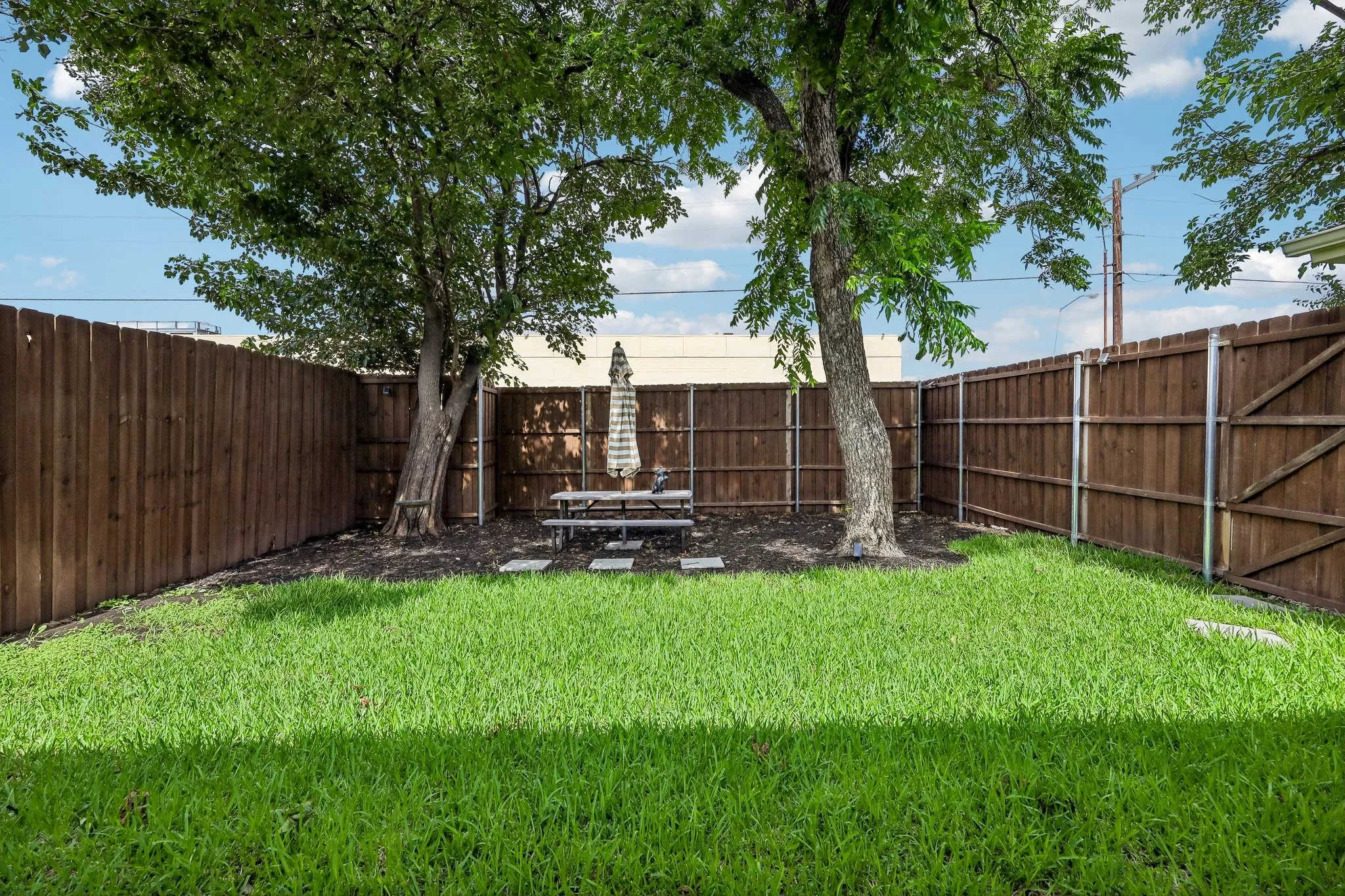 Single Family Residence For Sale in Denton County , 2927 Winterberry Drive, Carrollton, Texas 75007, 3 Bedroom, 2 Bathroom, 2 Garage spaces, 1,930 Sqft, built in 1977, mls#21261646, Real Estate Agent in Carrollton, Homes For Sale in Denton county, Homes For Sale in Carrollton, Realtor in Carrollton Texas, Real Estate Brokerage Independent Realty Texas, Luminita Cordes Realtor