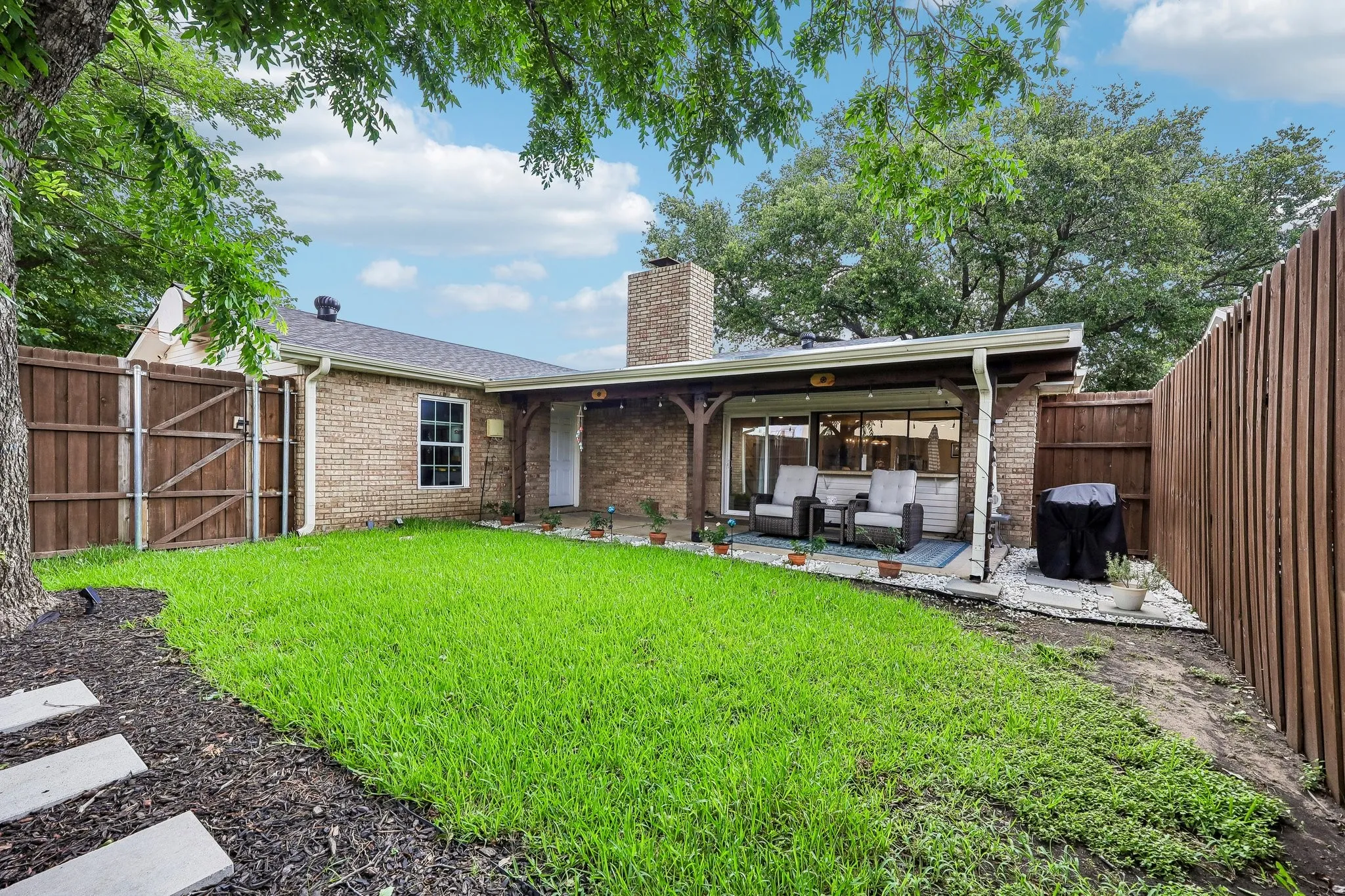 Single Family Residence For Sale in Denton County , 2927 Winterberry Drive, Carrollton, Texas 75007, 3 Bedroom, 2 Bathroom, 2 Garage spaces, 1,930 Sqft, built in 1977, mls#21261646, Real Estate Agent in Carrollton, Homes For Sale in Denton county, Homes For Sale in Carrollton, Realtor in Carrollton Texas, Real Estate Brokerage Independent Realty Texas, Luminita Cordes Realtor
