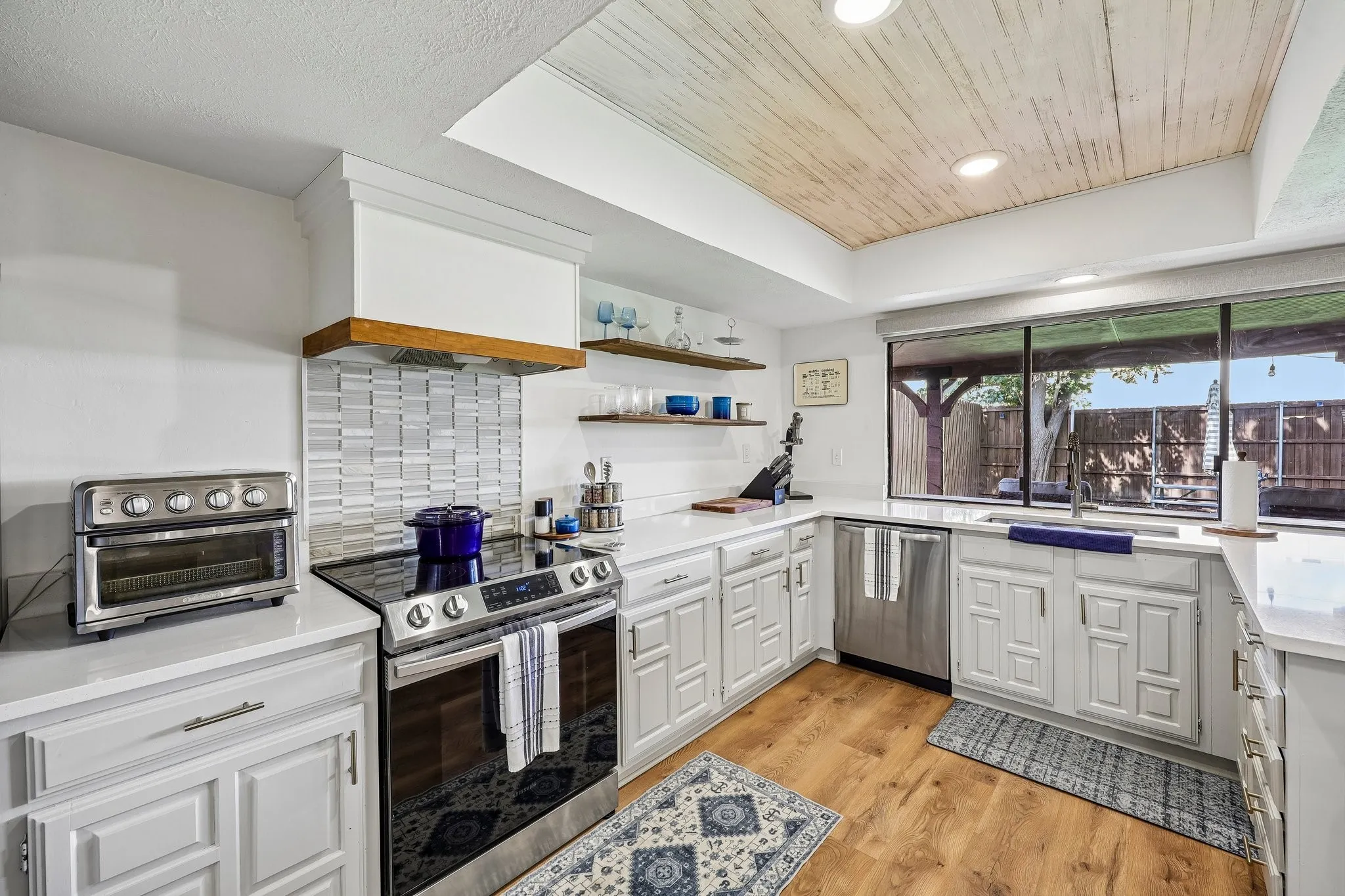 Single Family Residence For Sale in Denton County , 2927 Winterberry Drive, Carrollton, Texas 75007, 3 Bedroom, 2 Bathroom, 2 Garage spaces, 1,930 Sqft, built in 1977, mls#21261646, Real Estate Agent in Carrollton, Homes For Sale in Denton county, Homes For Sale in Carrollton, Realtor in Carrollton Texas, Real Estate Brokerage Independent Realty Texas, Luminita Cordes Realtor