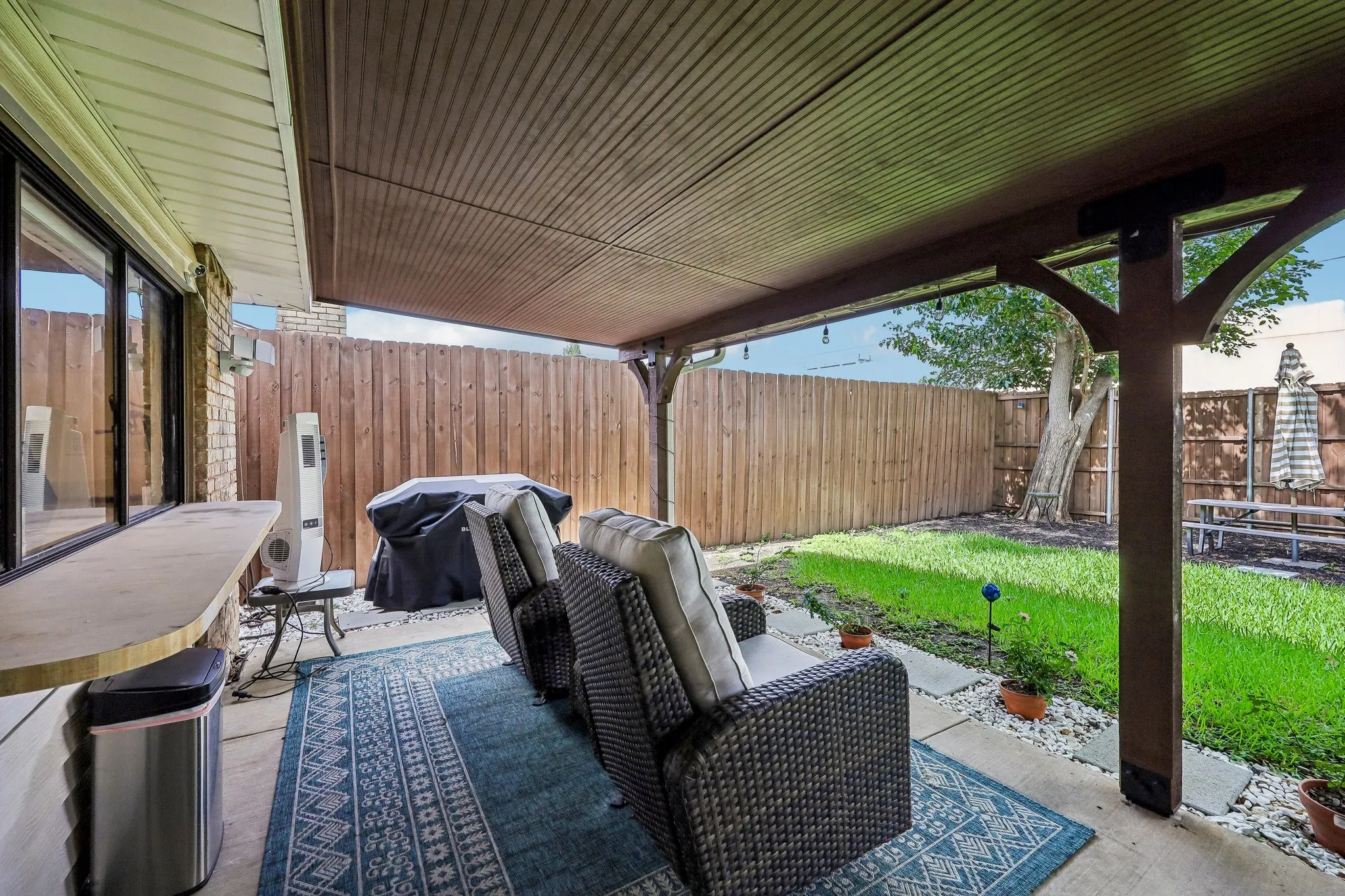 Single Family Residence For Sale in Denton County , 2927 Winterberry Drive, Carrollton, Texas 75007, 3 Bedroom, 2 Bathroom, 2 Garage spaces, 1,930 Sqft, built in 1977, mls#21261646, Real Estate Agent in Carrollton, Homes For Sale in Denton county, Homes For Sale in Carrollton, Realtor in Carrollton Texas, Real Estate Brokerage Independent Realty Texas, Luminita Cordes Realtor
