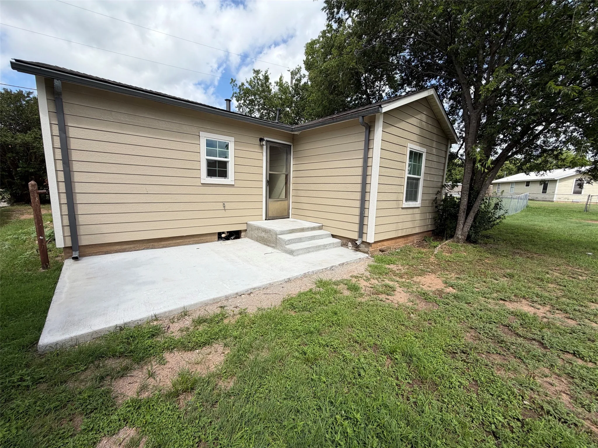 Single Family Residence For Rent in Hood County , 1114 Thorpe Springs Road, Granbury, Texas 76048, 2 Bedroom, 1 Bathroom, 1 Garage spaces, 920 Sqft, built in 1953, mls#21296587, Real Estate Agent in Granbury, Homes For Rent in Hood county, Homes For Rent in Granbury, Realtor in Granbury Texas, Real Estate Brokerage Independent Realty Texas, Luminita Cordes Realtor