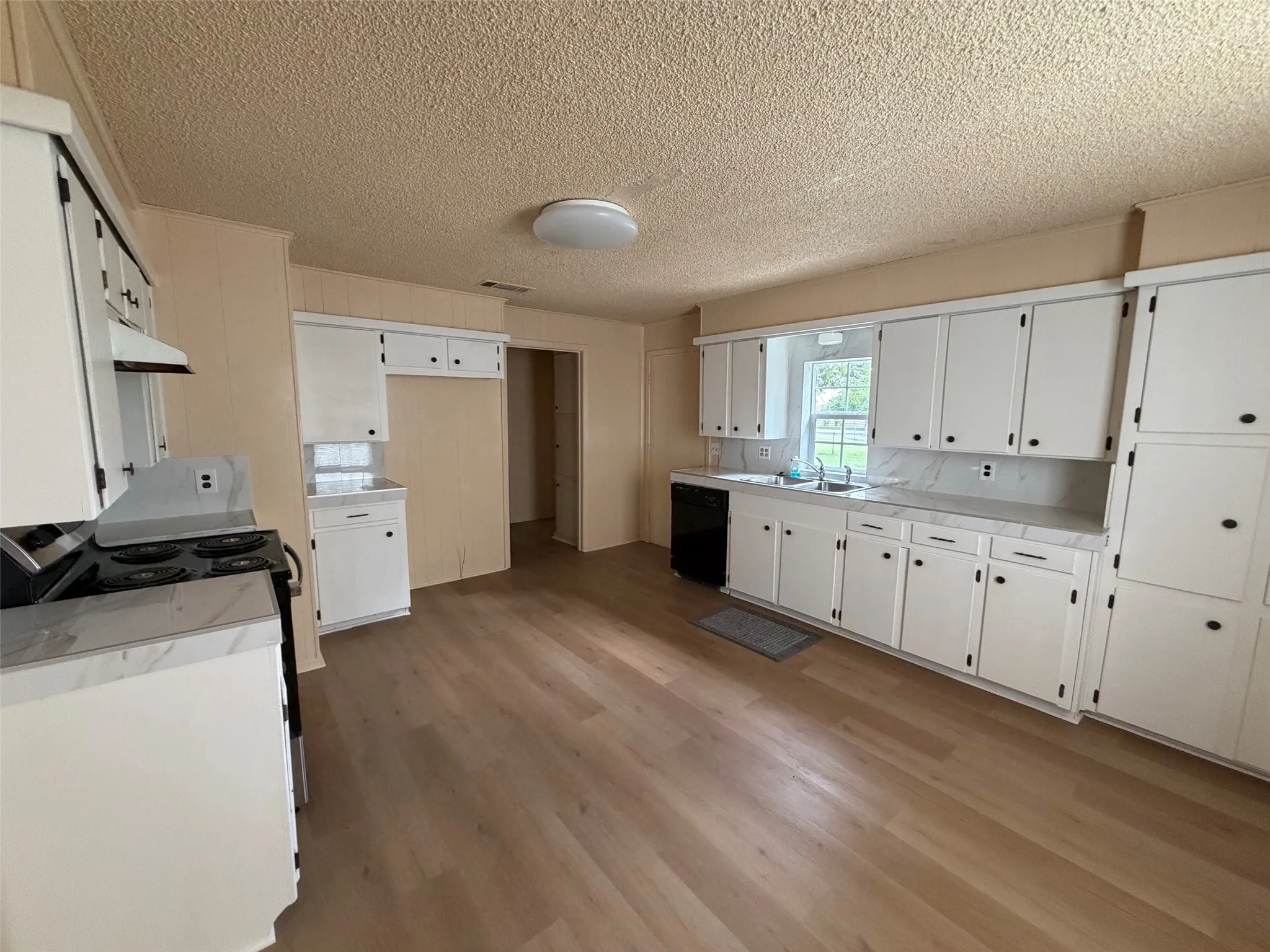 Single Family Residence For Rent in Hood County , 1114 Thorpe Springs Road, Granbury, Texas 76048, 2 Bedroom, 1 Bathroom, 1 Garage spaces, 920 Sqft, built in 1953, mls#21296587, Real Estate Agent in Granbury, Homes For Rent in Hood county, Homes For Rent in Granbury, Realtor in Granbury Texas, Real Estate Brokerage Independent Realty Texas, Luminita Cordes Realtor