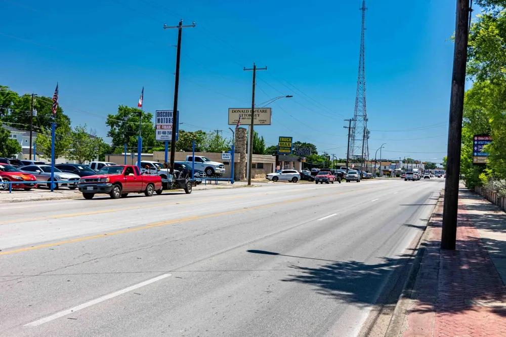 Ideal business location off Cooper in the heart of Arlington