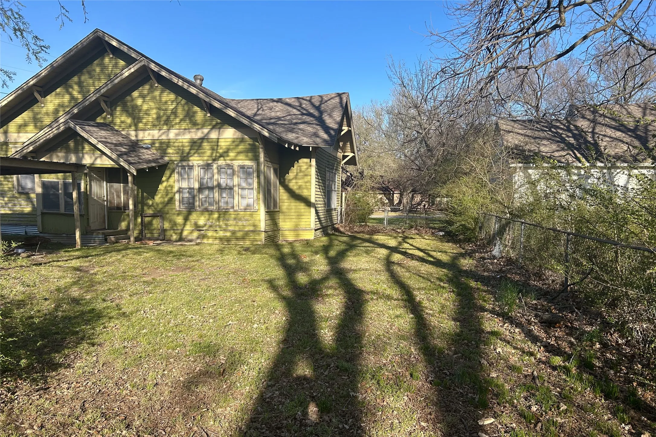 Farm For Sale in Cooke County , 701 S Clements Street, Gainesville, Texas 76240, 3 Bedroom, 1 Bathroom, Garage spaces, 1,893 Sqft, built in 1940, mls#21297596, Real Estate Agent in Gainesville, Homes For Sale in Cooke county, Homes For Sale in Gainesville, Realtor in Gainesville Texas, Real Estate Brokerage Independent Realty Texas, Luminita Cordes Realtor
