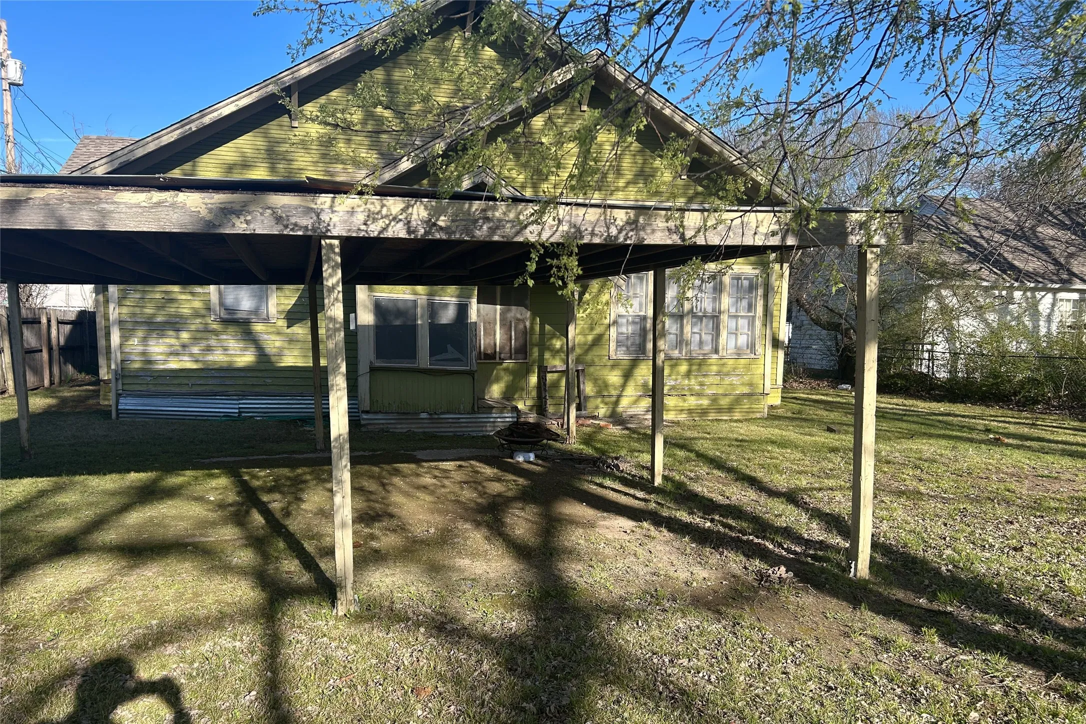 Farm For Sale in Cooke County , 701 S Clements Street, Gainesville, Texas 76240, 3 Bedroom, 1 Bathroom, Garage spaces, 1,893 Sqft, built in 1940, mls#21297596, Real Estate Agent in Gainesville, Homes For Sale in Cooke county, Homes For Sale in Gainesville, Realtor in Gainesville Texas, Real Estate Brokerage Independent Realty Texas, Luminita Cordes Realtor