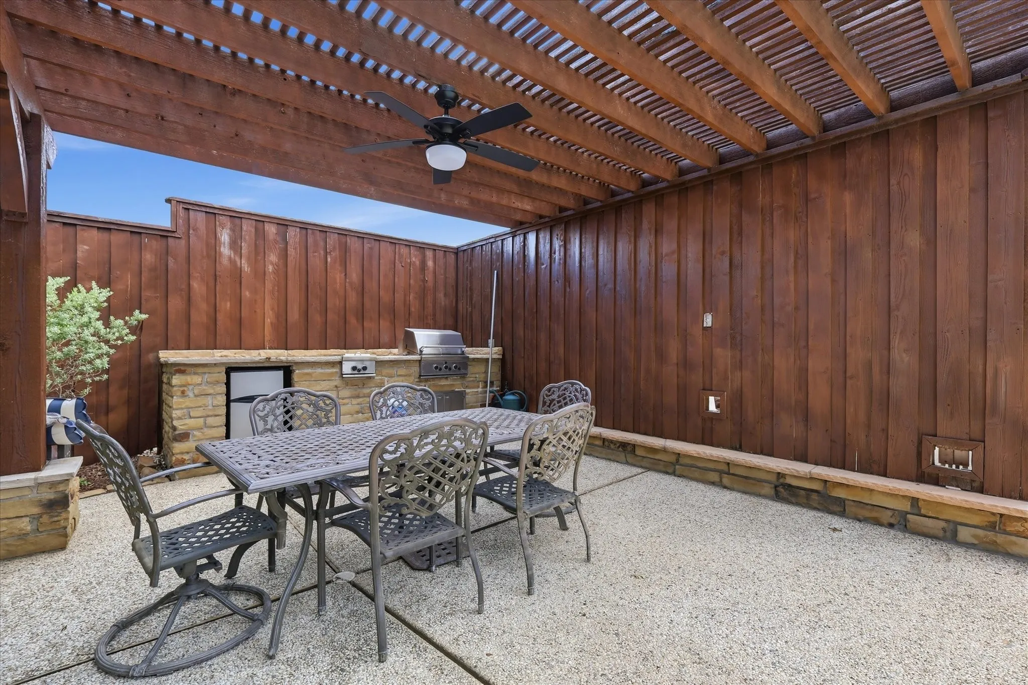 Second seating area outside by the pool