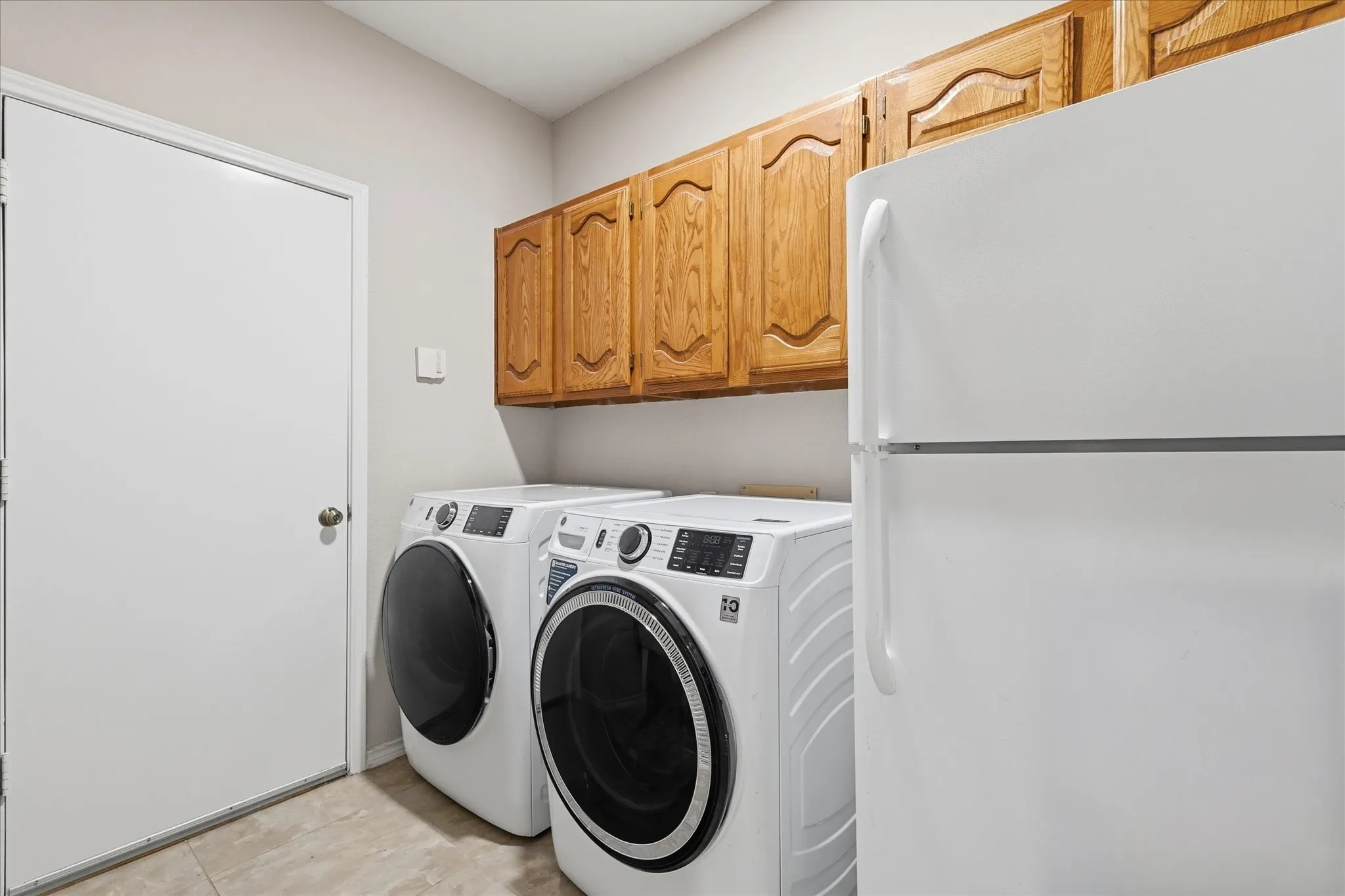 White refrigerator to convey!