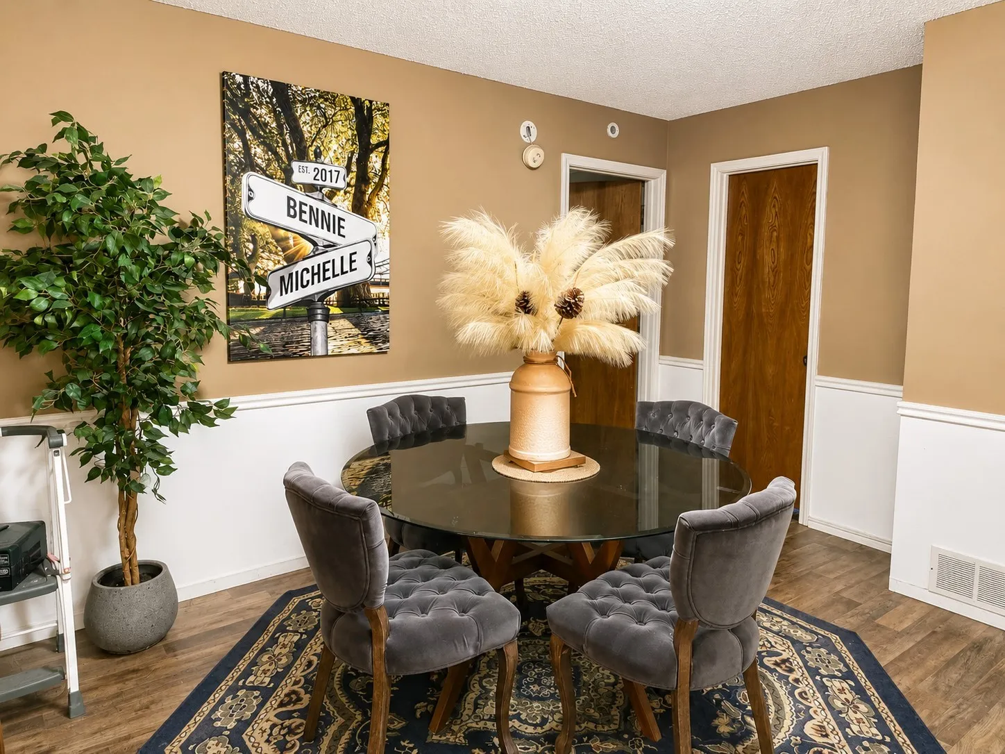 Single Family Residence For Sale in Tarrant County , 88 Morrow Drive, Bedford, Texas 76021, 2 Bedroom, 2 Bathroom, 2 Garage spaces, 1,554 Sqft, built in 1984, mls#21295701, Real Estate Agent in Bedford, Homes For Sale in Tarrant county, Homes For Sale in Bedford, Realtor in Bedford Texas, Real Estate Brokerage Independent Realty Texas, Luminita Cordes Realtor
