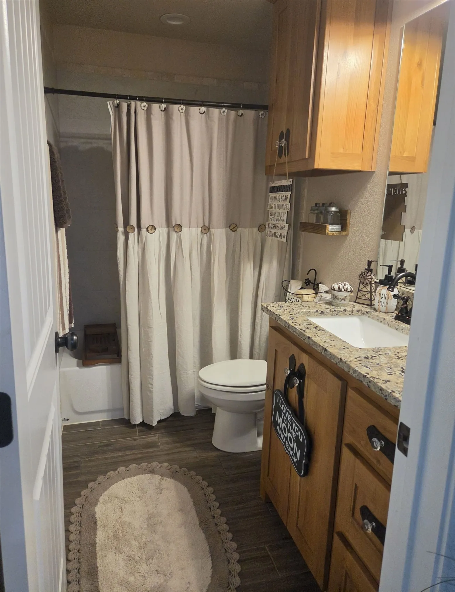 2nd full bathroom also has granite counter tops