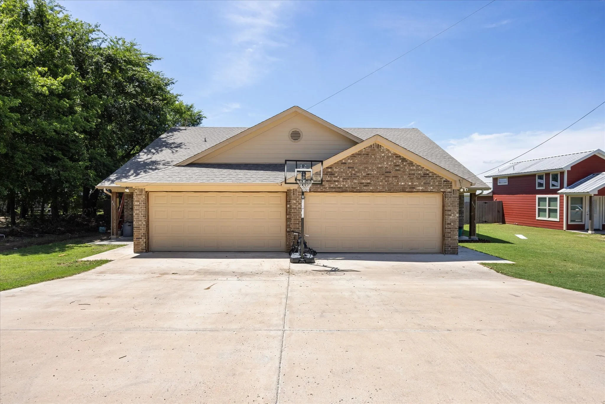 Townhouse For Sale in Hood County , 403 W 5th Street, Tolar, Texas 76476, 6 Bedrooms, 4 Bathrooms, 2 Garage spaces, 3,117 Sqft, built in 2018, Price $549,000, mls#21293959, Real Estate Agent in Tolar, Homes For Sale in Hood county, Homes For Sale in Tolar, Realtor in Tolar Texas, Real Estate Brokerage Independent Realty Texas, Luminita Cordes Realtor