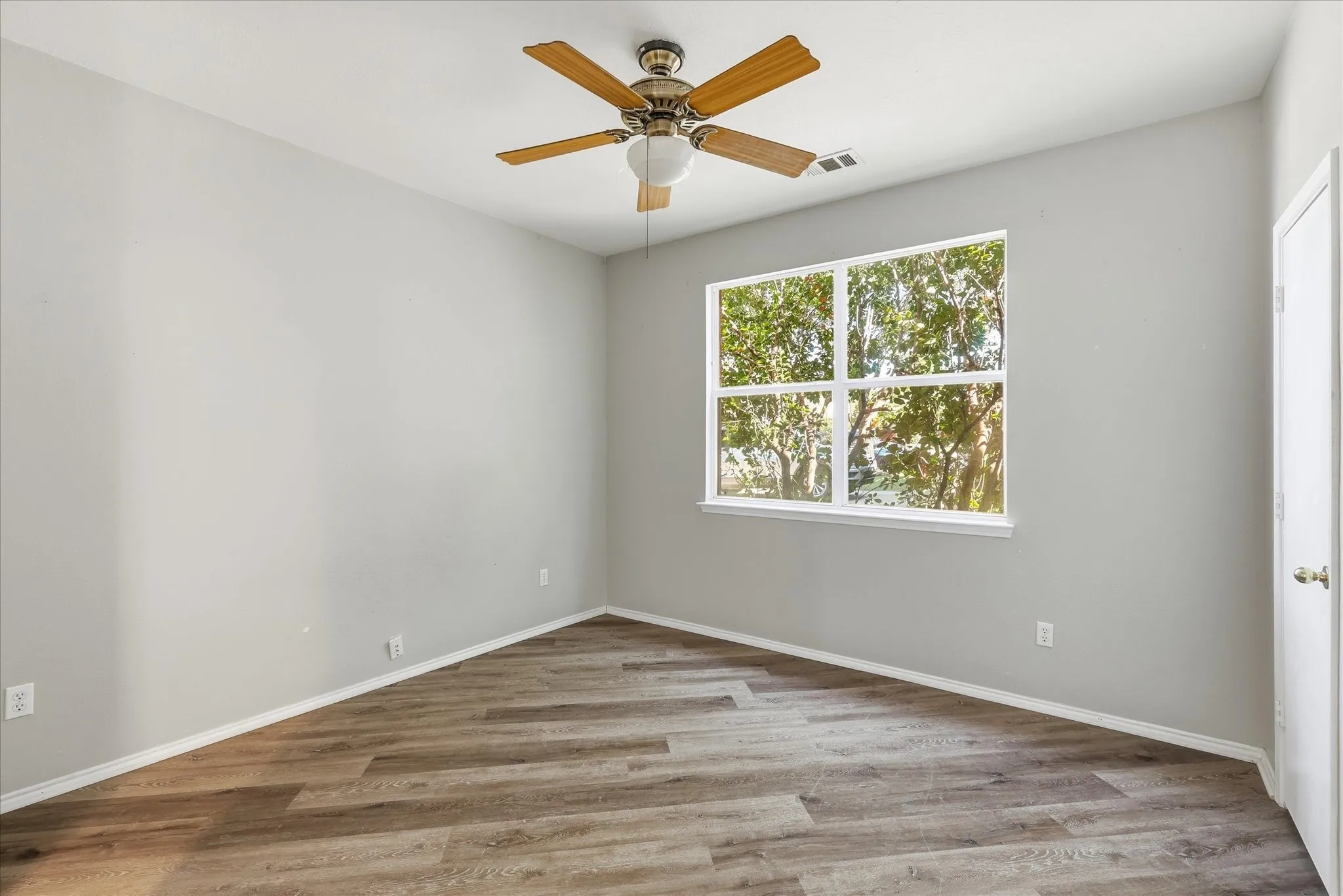 Single Family Residence For Sale in Denton County , 7013 Riverchase Trail, Denton, Texas 76210, 4 Bedroom, 3 Bathroom, 2 Garage spaces, 2,401 Sqft, built in 2001, mls#21297577, Real Estate Agent in Denton, Homes For Sale in Denton county, Homes For Sale in Denton, Realtor in Denton Texas, Real Estate Brokerage Independent Realty Texas, Luminita Cordes Realtor