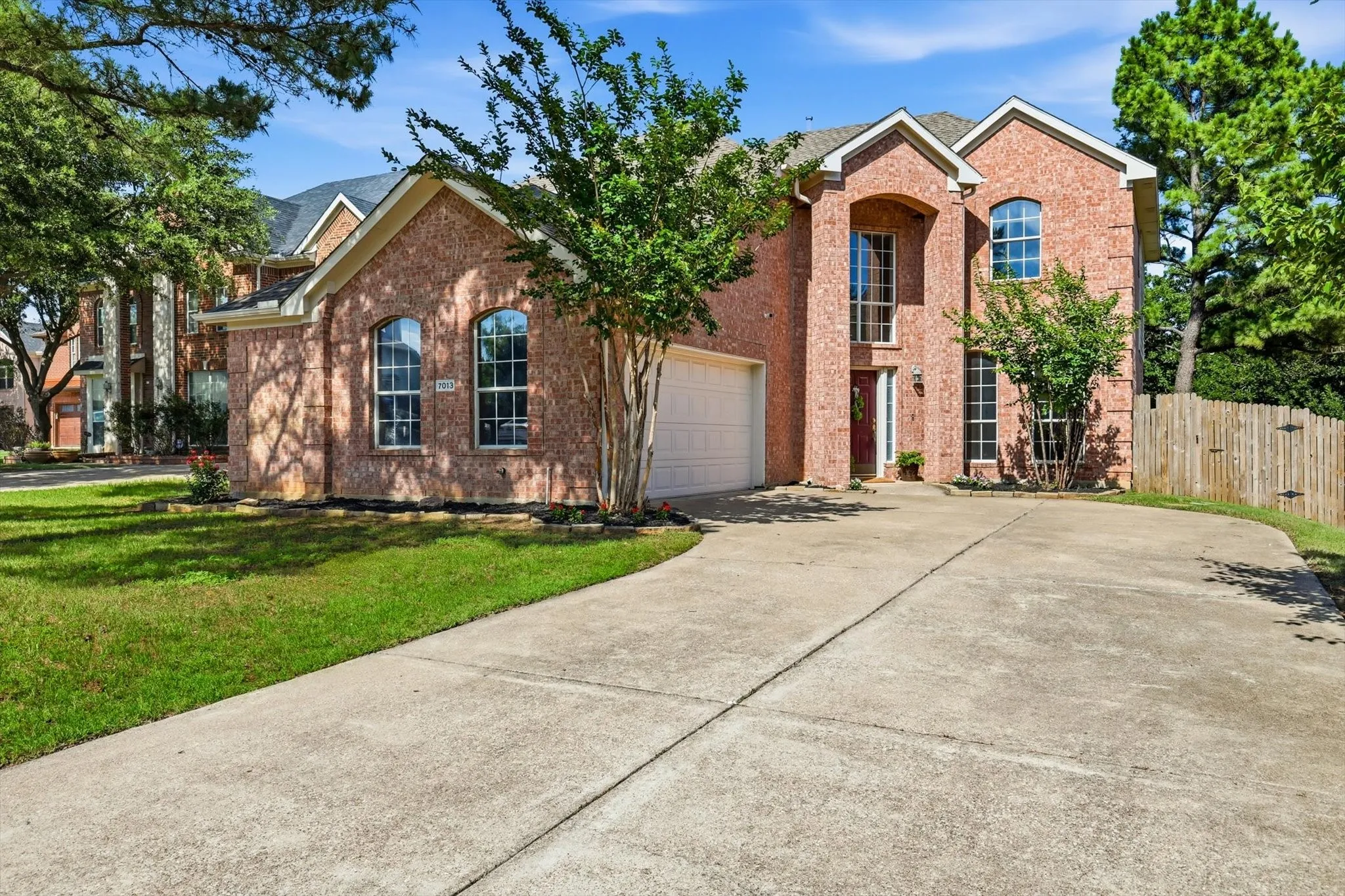 Single Family Residence For Sale in Denton County , 7013 Riverchase Trail, Denton, Texas 76210, 4 Bedroom, 3 Bathroom, 2 Garage spaces, 2,401 Sqft, built in 2001, mls#21297577, Real Estate Agent in Denton, Homes For Sale in Denton county, Homes For Sale in Denton, Realtor in Denton Texas, Real Estate Brokerage Independent Realty Texas, Luminita Cordes Realtor