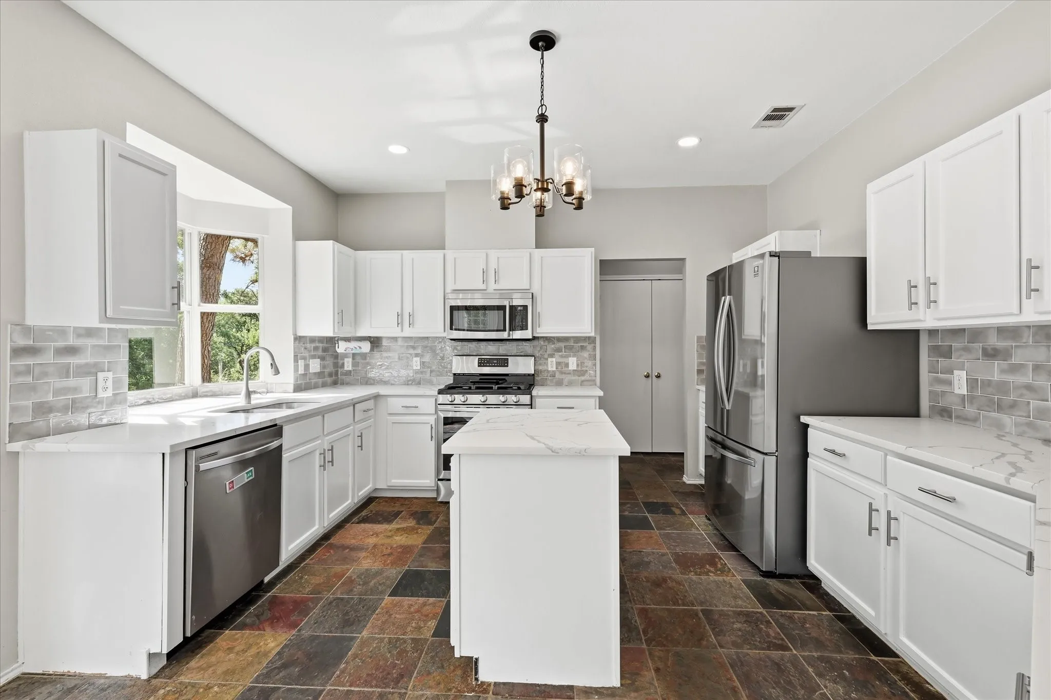 Single Family Residence For Sale in Denton County , 7013 Riverchase Trail, Denton, Texas 76210, 4 Bedroom, 3 Bathroom, 2 Garage spaces, 2,401 Sqft, built in 2001, mls#21297577, Real Estate Agent in Denton, Homes For Sale in Denton county, Homes For Sale in Denton, Realtor in Denton Texas, Real Estate Brokerage Independent Realty Texas, Luminita Cordes Realtor