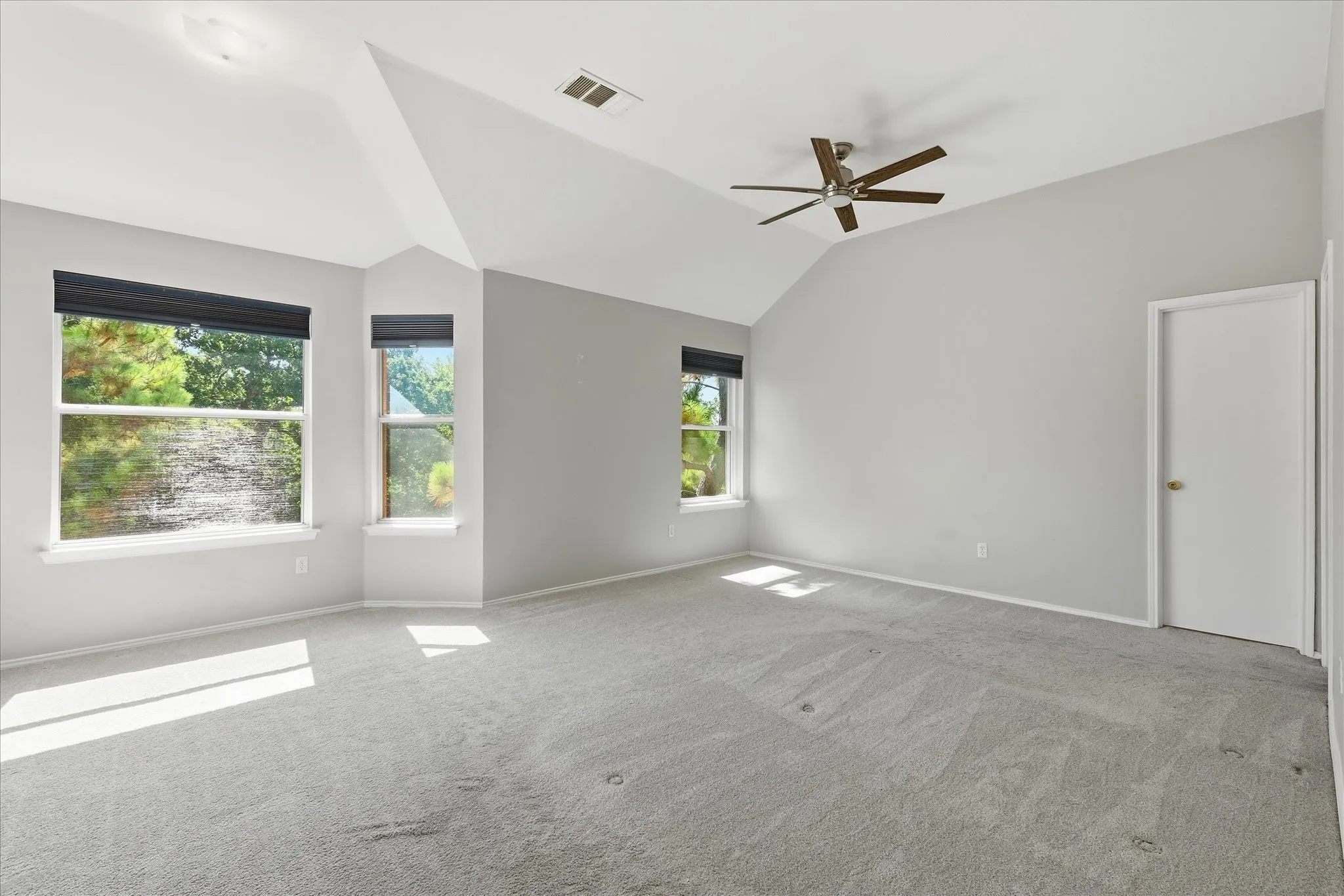 Single Family Residence For Sale in Denton County , 7013 Riverchase Trail, Denton, Texas 76210, 4 Bedroom, 3 Bathroom, 2 Garage spaces, 2,401 Sqft, built in 2001, mls#21297577, Real Estate Agent in Denton, Homes For Sale in Denton county, Homes For Sale in Denton, Realtor in Denton Texas, Real Estate Brokerage Independent Realty Texas, Luminita Cordes Realtor