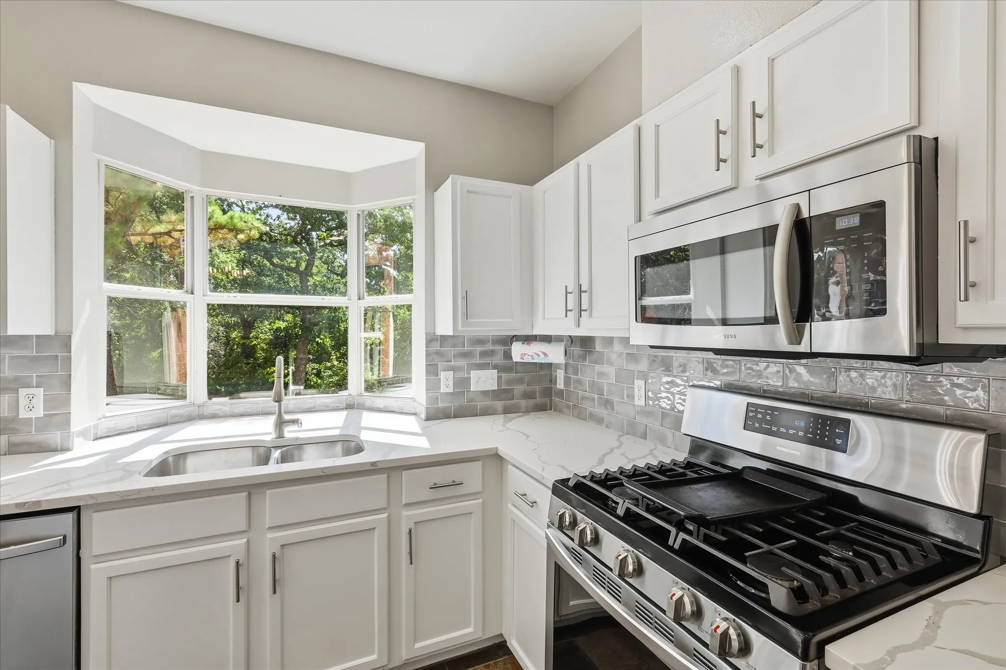 Single Family Residence For Sale in Denton County , 7013 Riverchase Trail, Denton, Texas 76210, 4 Bedroom, 3 Bathroom, 2 Garage spaces, 2,401 Sqft, built in 2001, mls#21297577, Real Estate Agent in Denton, Homes For Sale in Denton county, Homes For Sale in Denton, Realtor in Denton Texas, Real Estate Brokerage Independent Realty Texas, Luminita Cordes Realtor