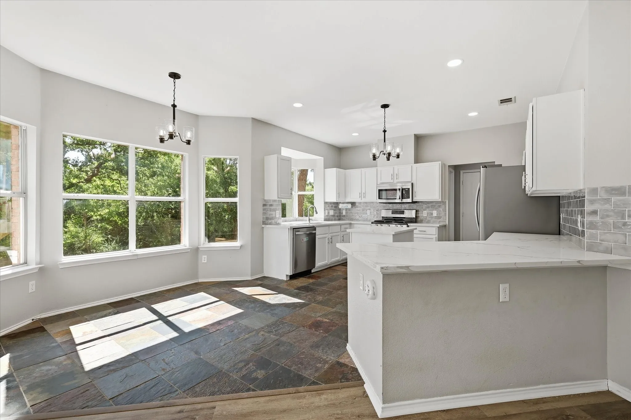 Single Family Residence For Sale in Denton County , 7013 Riverchase Trail, Denton, Texas 76210, 4 Bedroom, 3 Bathroom, 2 Garage spaces, 2,401 Sqft, built in 2001, mls#21297577, Real Estate Agent in Denton, Homes For Sale in Denton county, Homes For Sale in Denton, Realtor in Denton Texas, Real Estate Brokerage Independent Realty Texas, Luminita Cordes Realtor