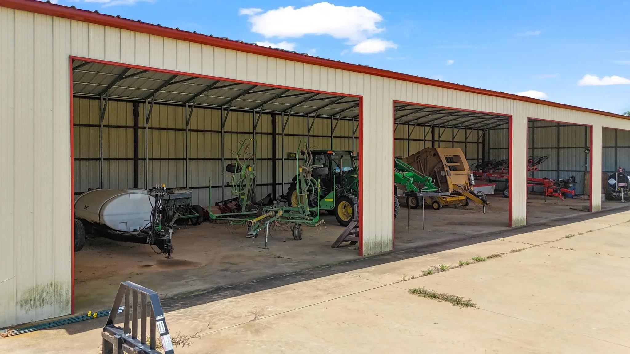 Farm For Sale in Rusk County , 11074 W 64 Highway, Overton, Texas 75684, 5 Bedroom, 6 Bathroom, 4 Garage spaces, 5,500 Sqft, built in 1974, Price $2,119,000, mls#21296853, Real Estate Agent in Overton, Homes For Sale in Rusk county, Homes For Sale in Overton, Realtor in Overton Texas, Real Estate Brokerage Independent Realty Texas, Luminita Cordes Realtor
