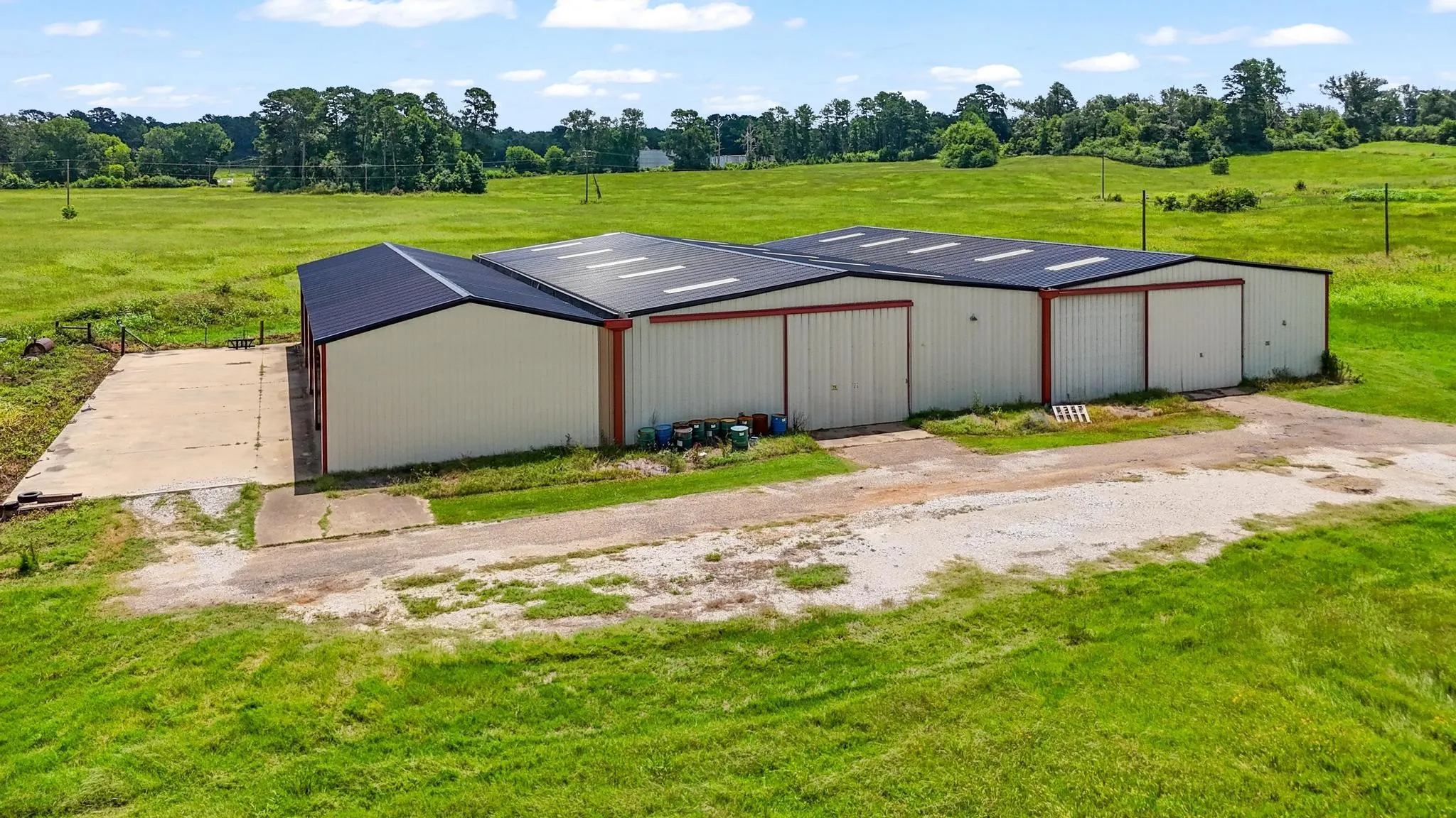 Farm For Sale in Rusk County , 11074 W 64 Highway, Overton, Texas 75684, 5 Bedroom, 6 Bathroom, 4 Garage spaces, 5,500 Sqft, built in 1974, Price $2,119,000, mls#21296853, Real Estate Agent in Overton, Homes For Sale in Rusk county, Homes For Sale in Overton, Realtor in Overton Texas, Real Estate Brokerage Independent Realty Texas, Luminita Cordes Realtor